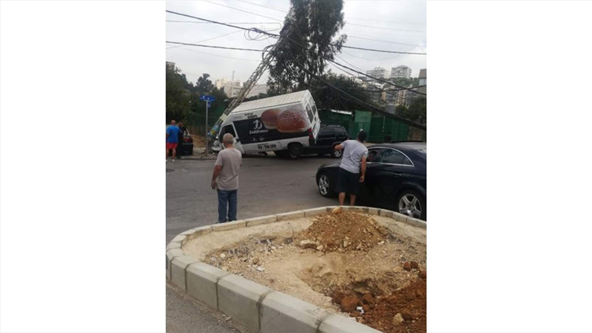حادث سير في جل الديب بين "فان" وسيارة رباعية الدفع (صورة)