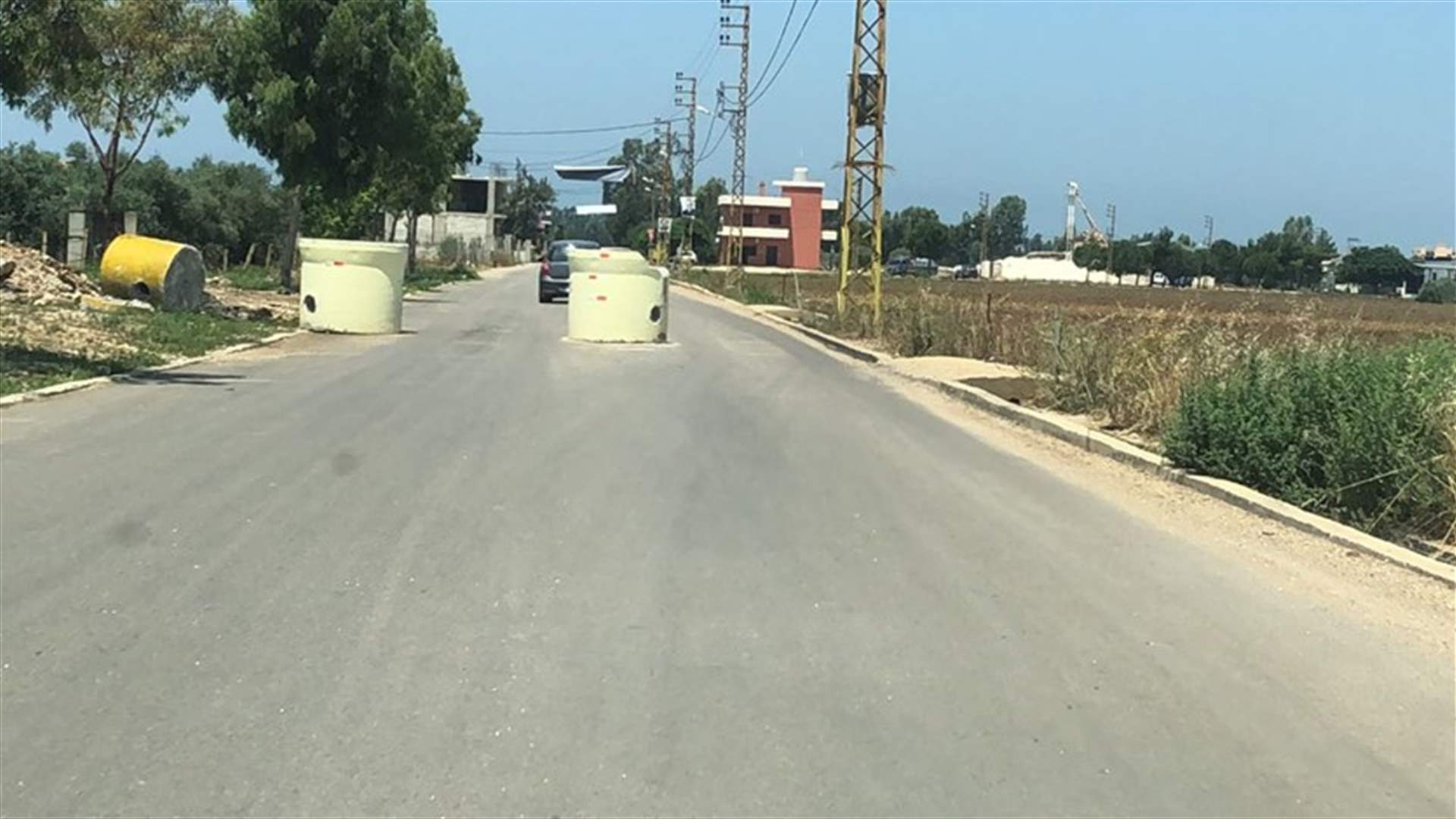 على طريق تل عباس الغربي...بلوكات من الباطون تتسبب بحوادث سير (صور)
