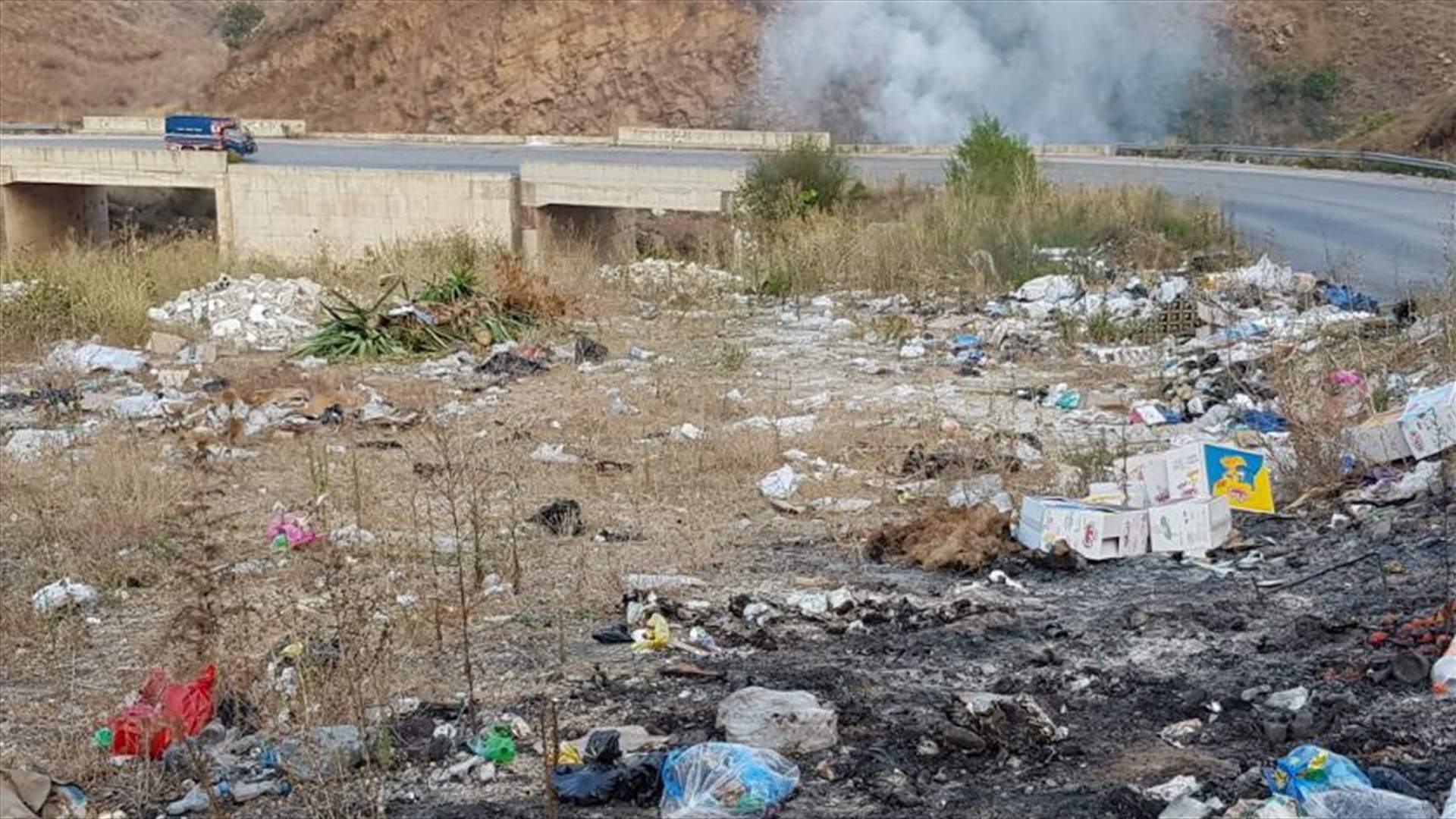 مكب نفايات ومحرقة عشوائية على اوتوستراد العبودية ـ منجز