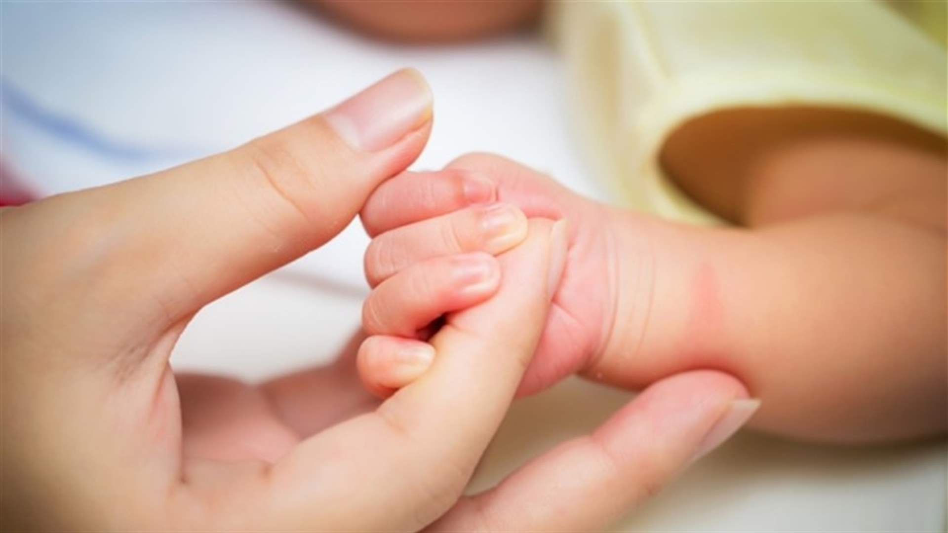 خلال الجنازة... أم حزينة تكتشف أن رضيعتها على قيد الحياة!