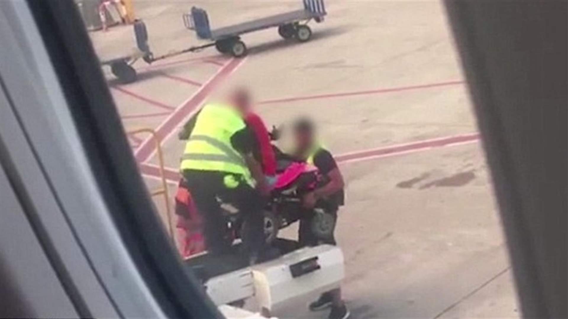 هذا ما فعله طاقم مطار بكرسي شابة المتحرّك... وكيف أخفوا الفعلة عنها؟