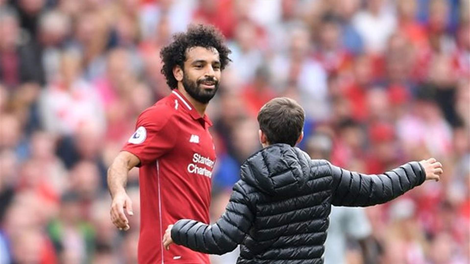 طفل يقتحم ملعب الانفيلد ليعانق محمد صلاح