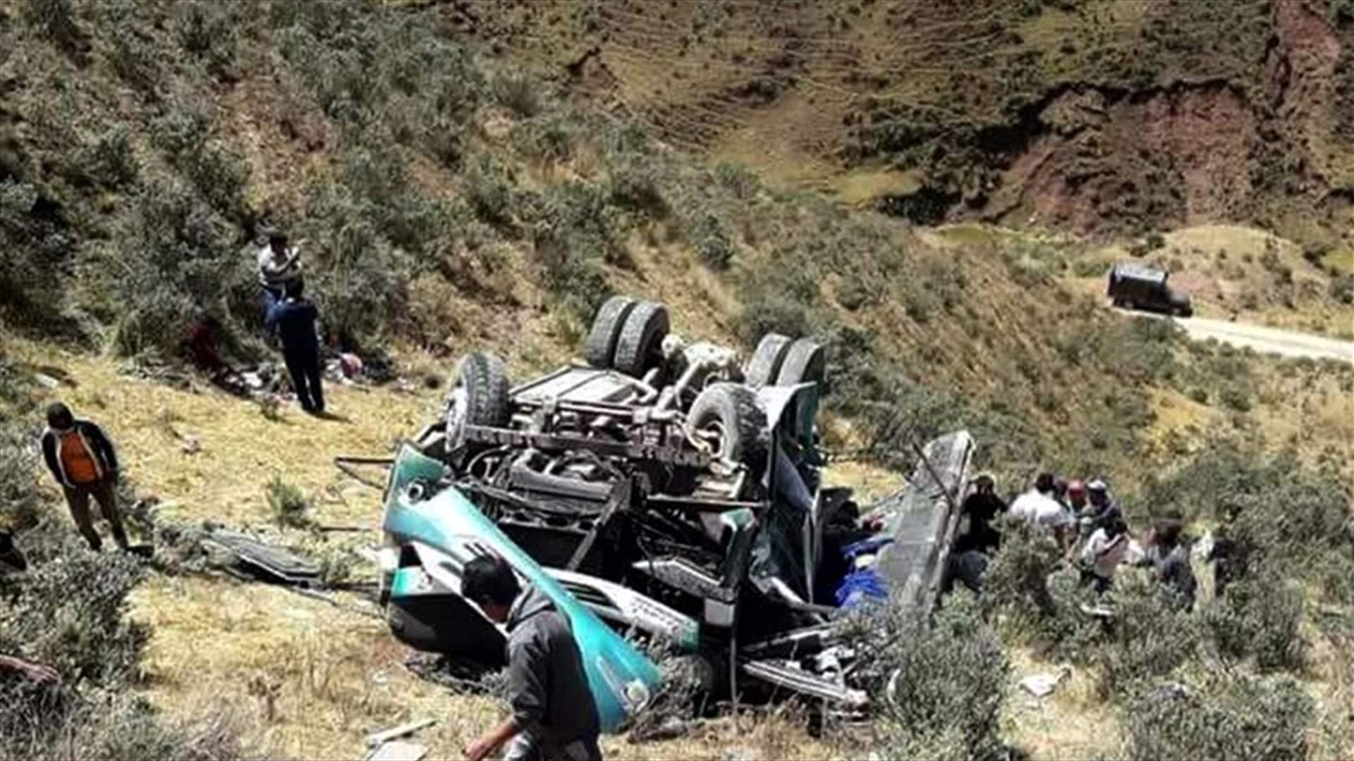 قتلى بينهم اطفال إثر سقوط حافلة في وادٍ في البيرو