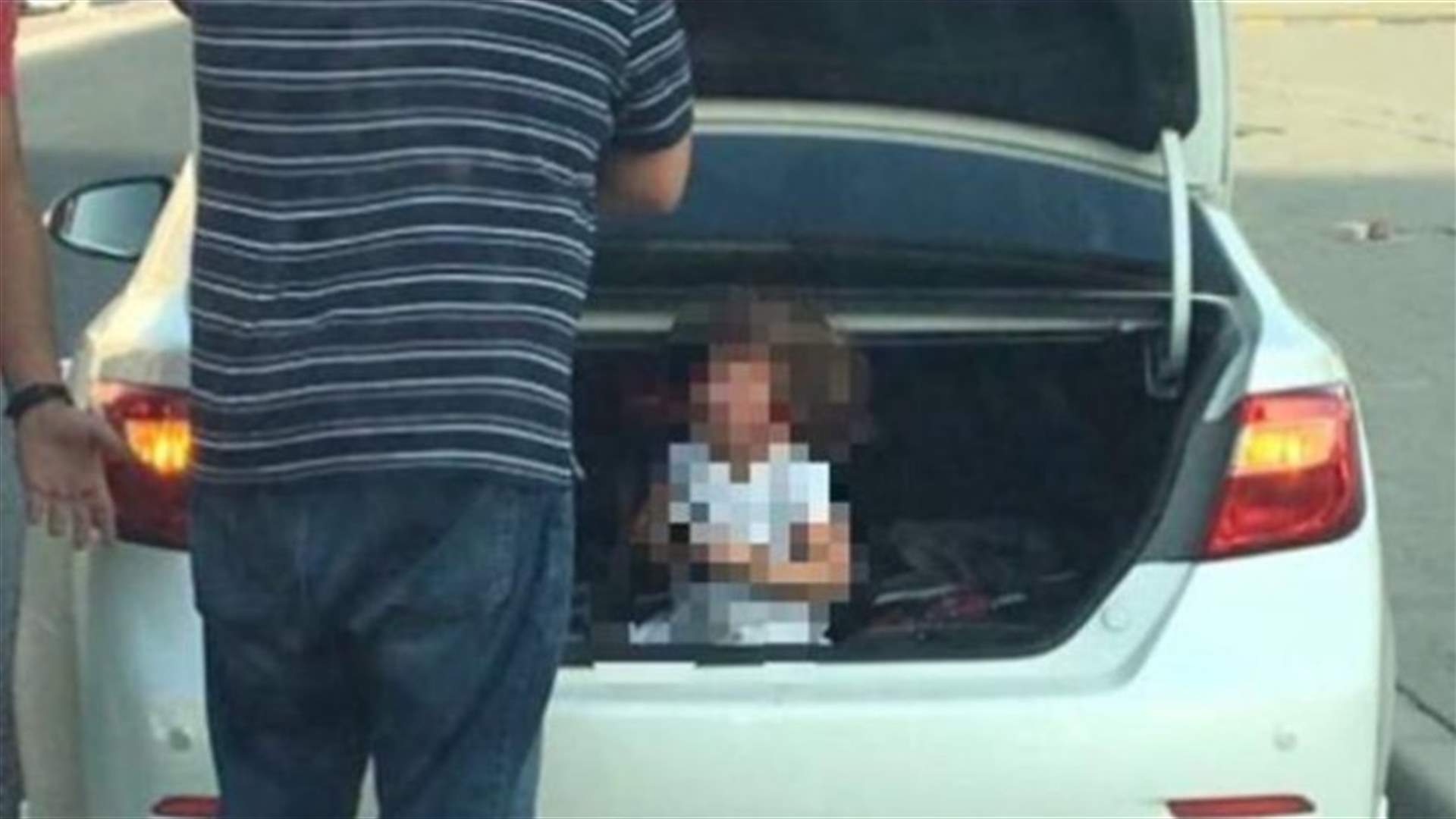 أب يضع ابنته داخل صندوق السيارة في الحرّ... ليعاقبها