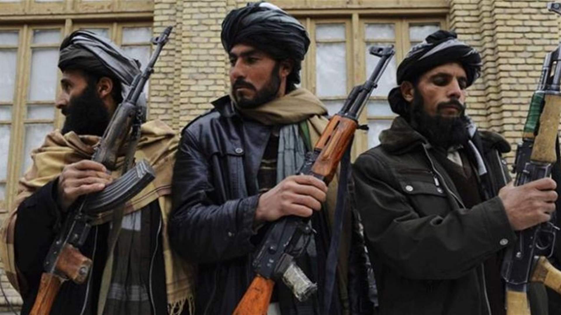 مسلحو طالبان يقتحمون قاعدة عسكرية أفغانية ويأسرون عشرات الجنود