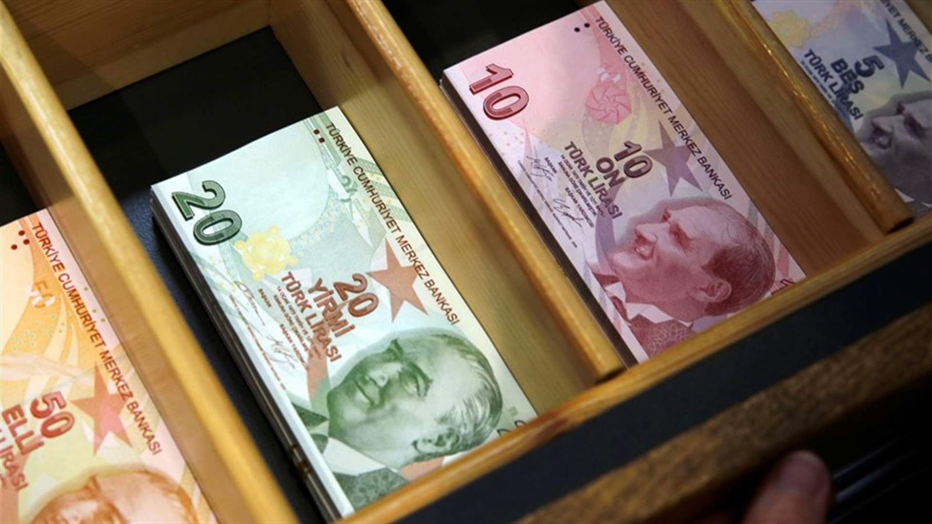 الليرة التركية تعوّض بعضا من خسائرها أمام الدولار