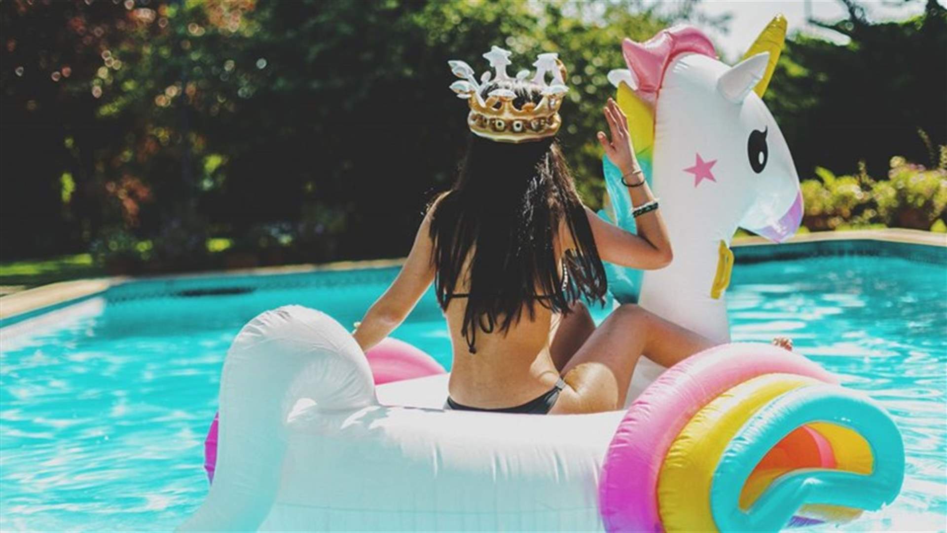 شرطيان يُنقذان مجموعة من النساء على عوامة وحيد القرن... وفيديو يوثق المشهد المضحك!