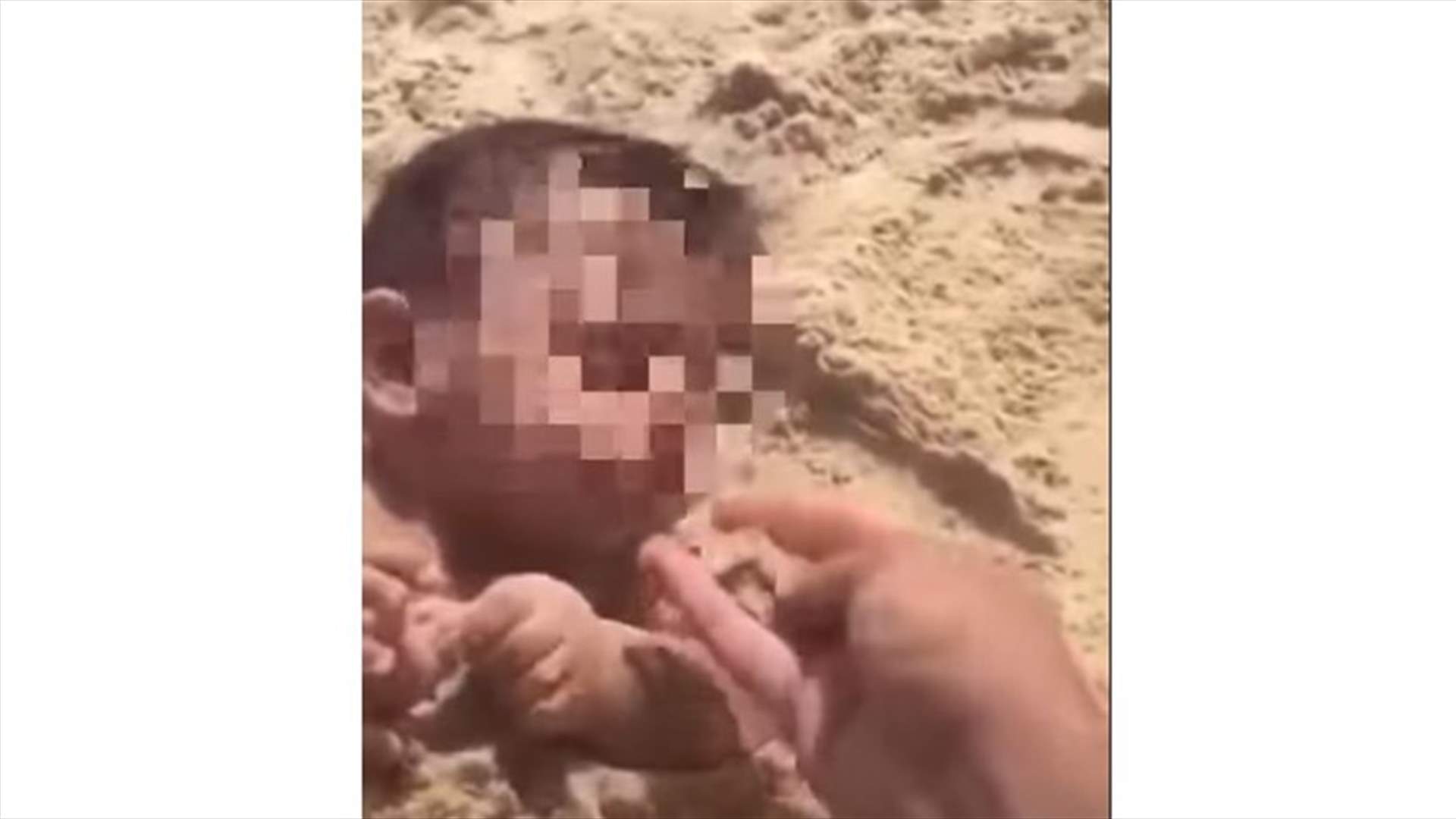 رجل يطعم رضيعاً الرمل... وفيديو يوثّق "الجريمة"