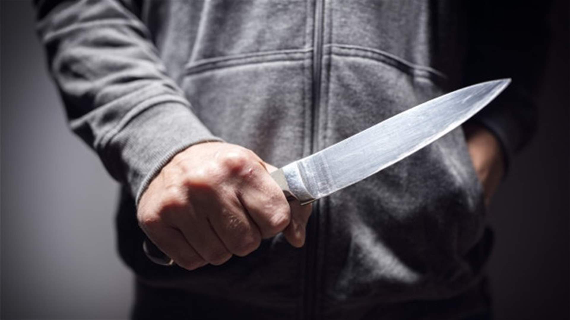 مراهق حاول قتل والدته... طعنها أكثر من 10 مرات