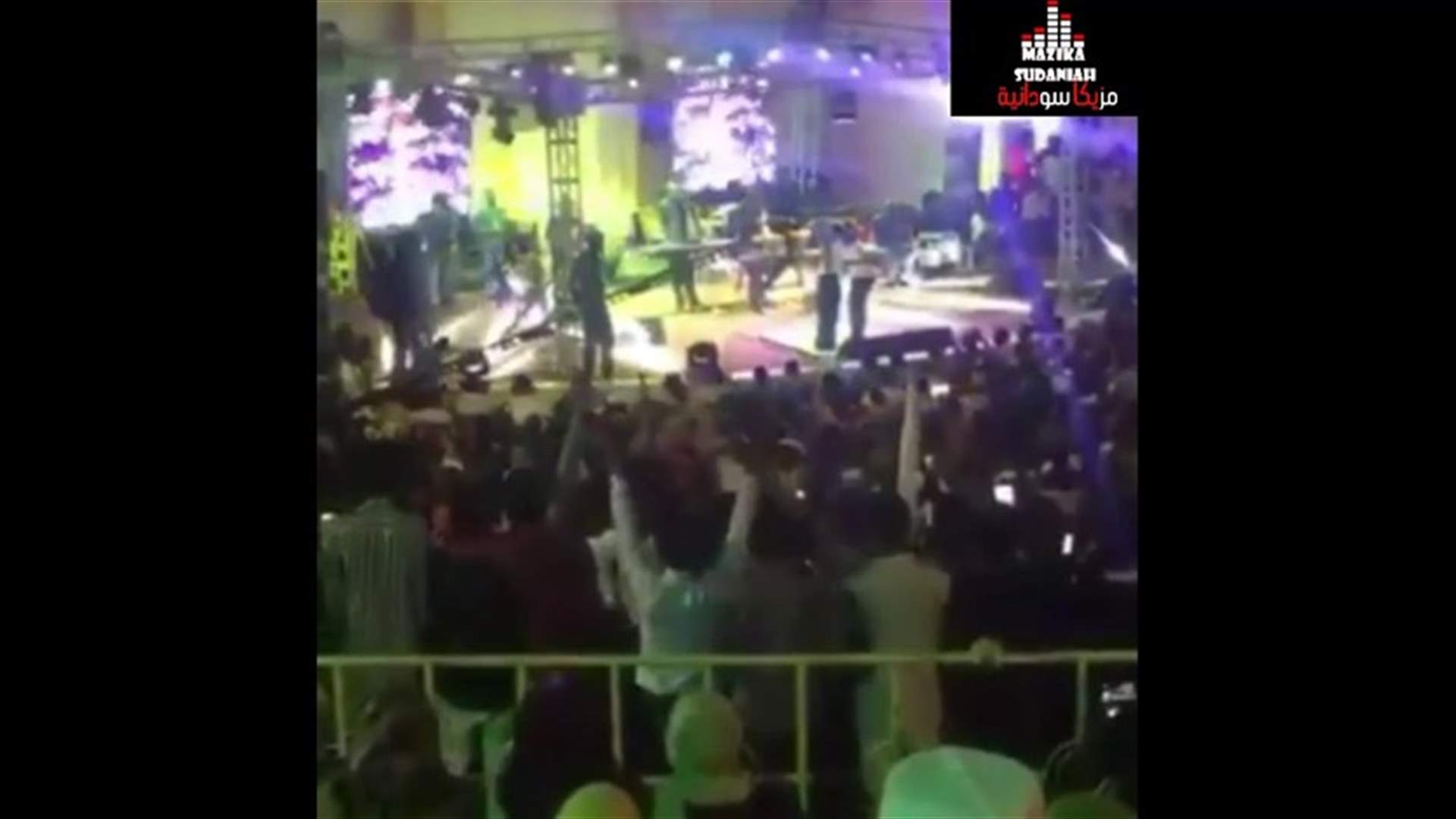 فنان سوداني تحضنه معجبة على المسرح... حادثة ماجد المهندس تتكرر!