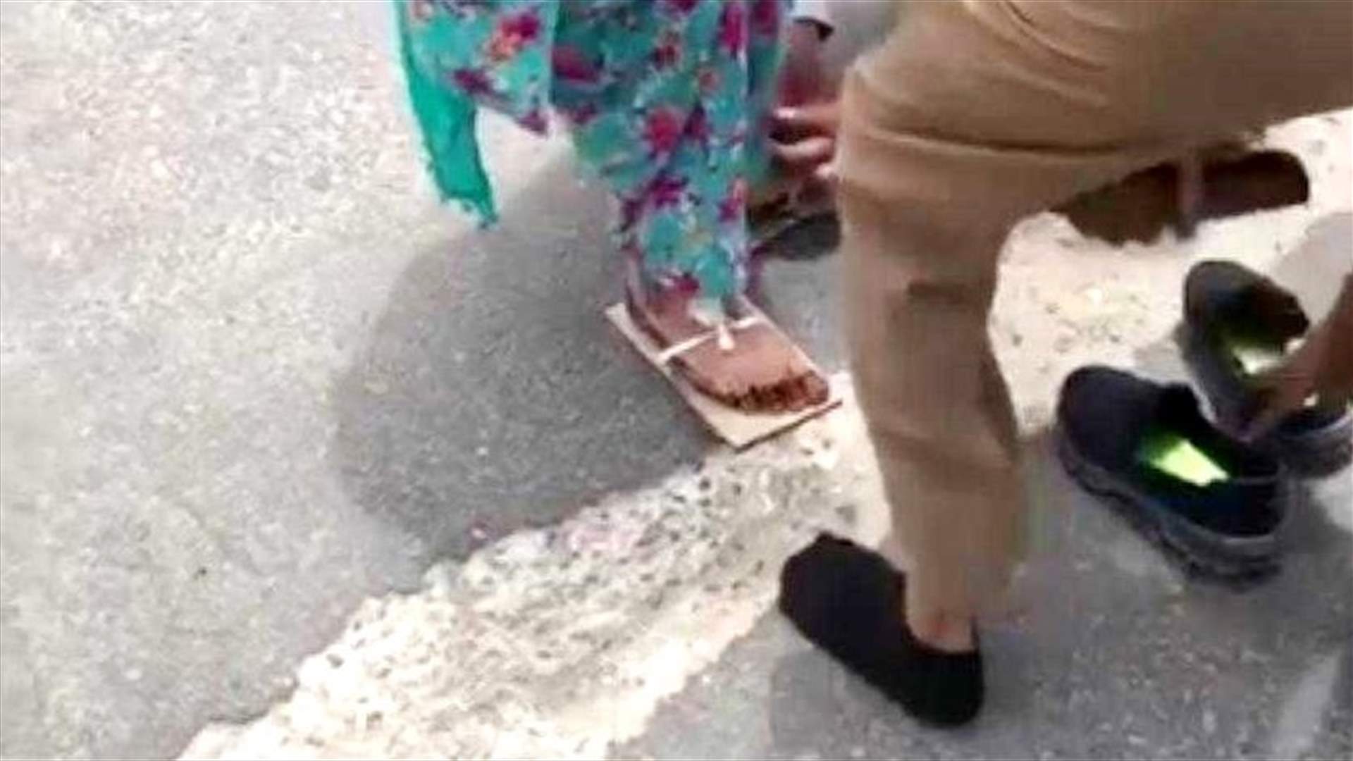 رجل أمن قدم حذاءه لمسنّة لا يعرفها... وهكذا علّق بعد انتشار الفيديو له