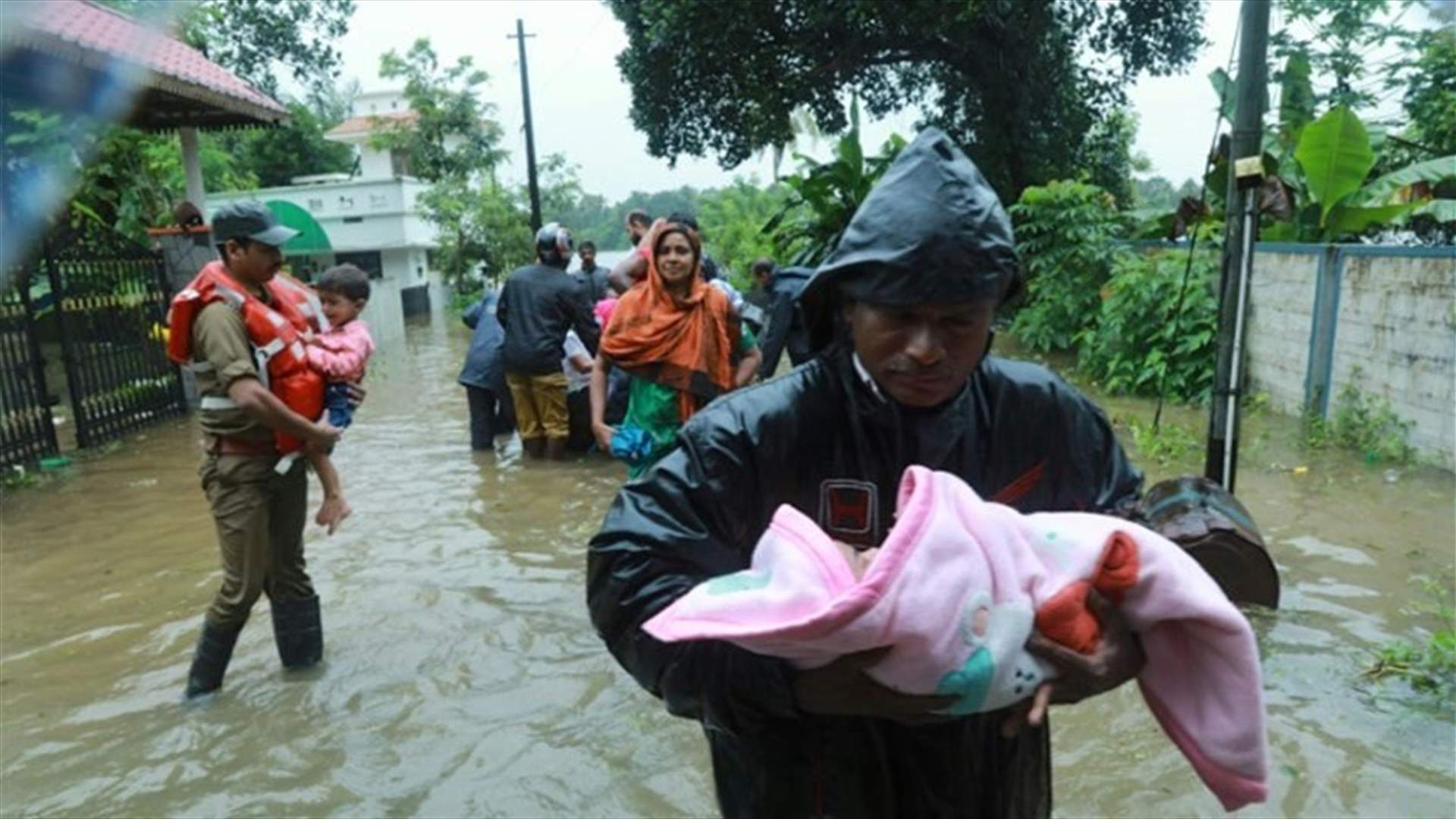 Thousands stranded in India&#39;s flood-hit Kerala with more rain due