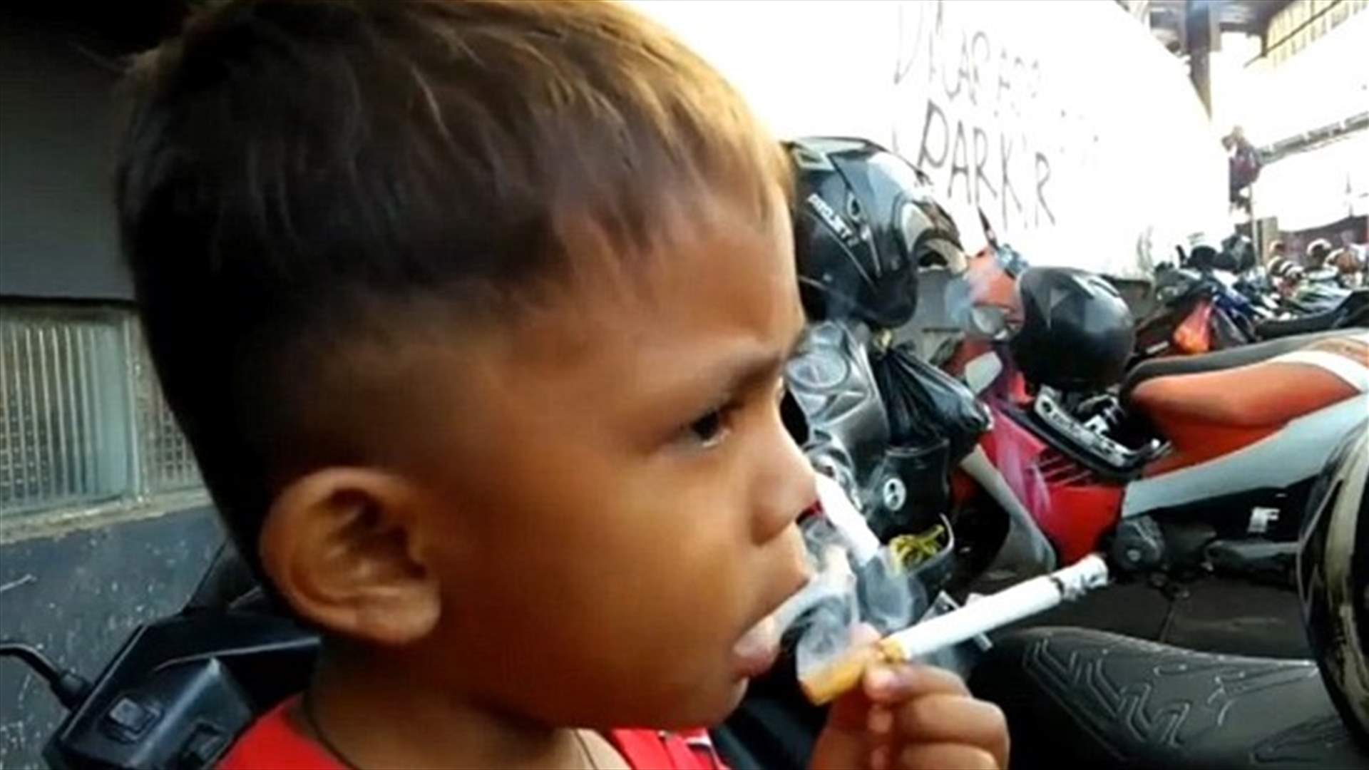 طفل عمره عامين يُدخن 40 سيجارة في اليوم... فيديو صادم