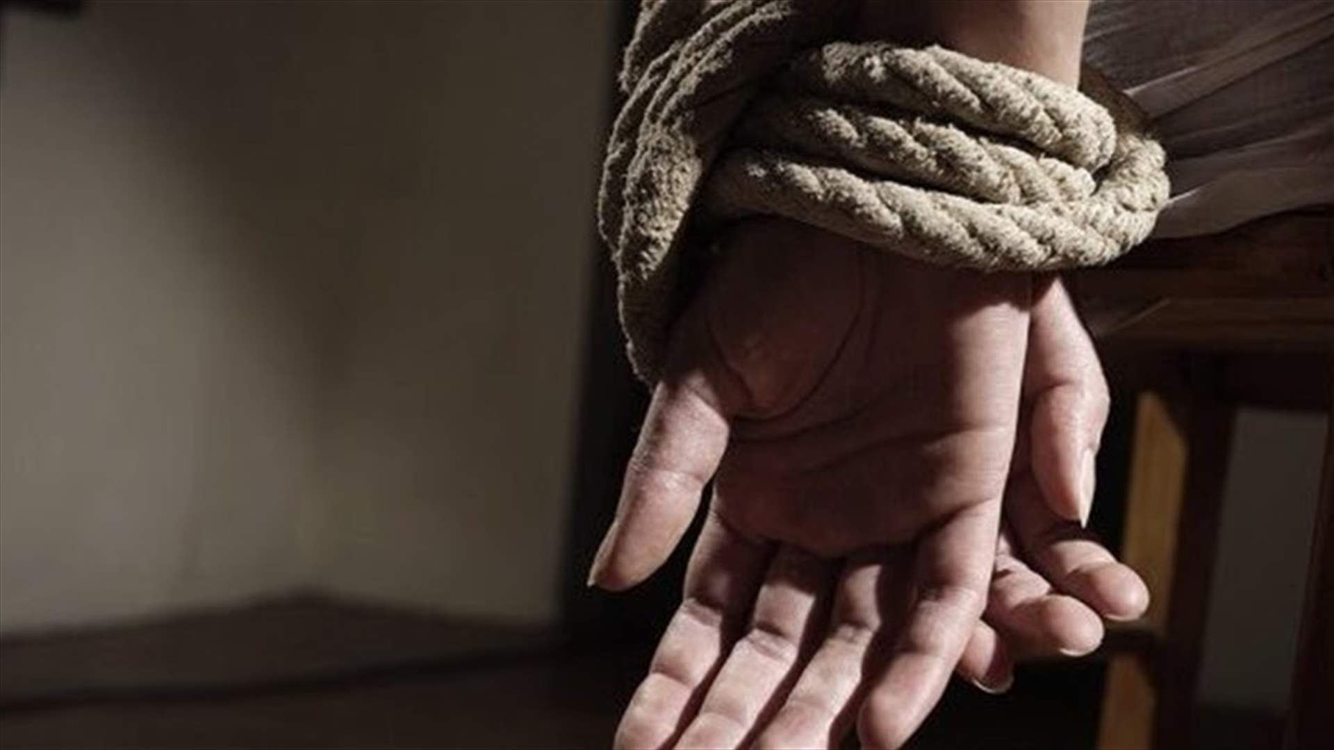 قاموا بتكبيل سيدة وتعنيفها في تكريت عكار.. وزوجها من بين المتورطين!!