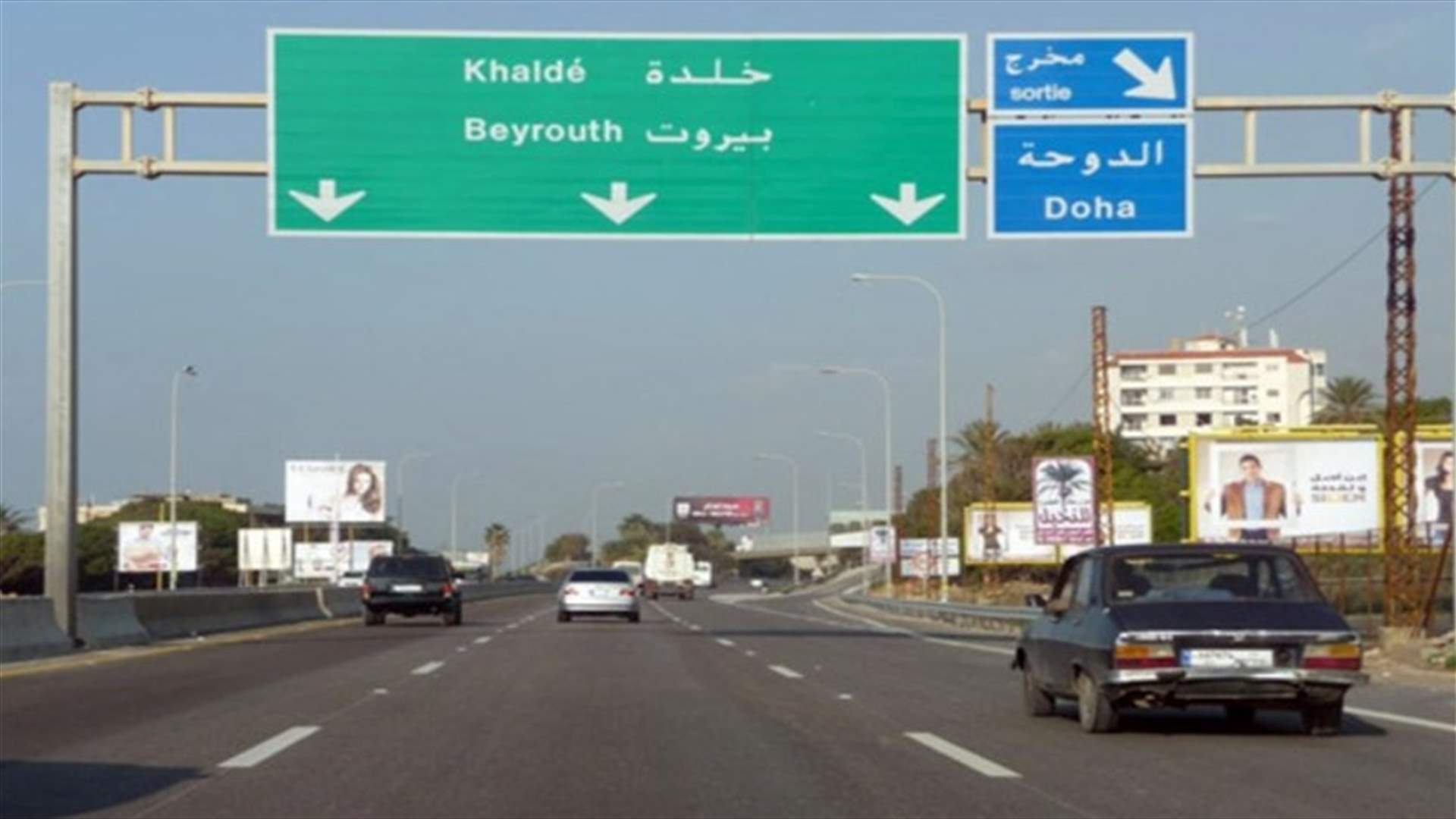 انزلاق مركبة محلة جسر دوحة الحص واصطدامها بالحاجز الحديدي (صورة)