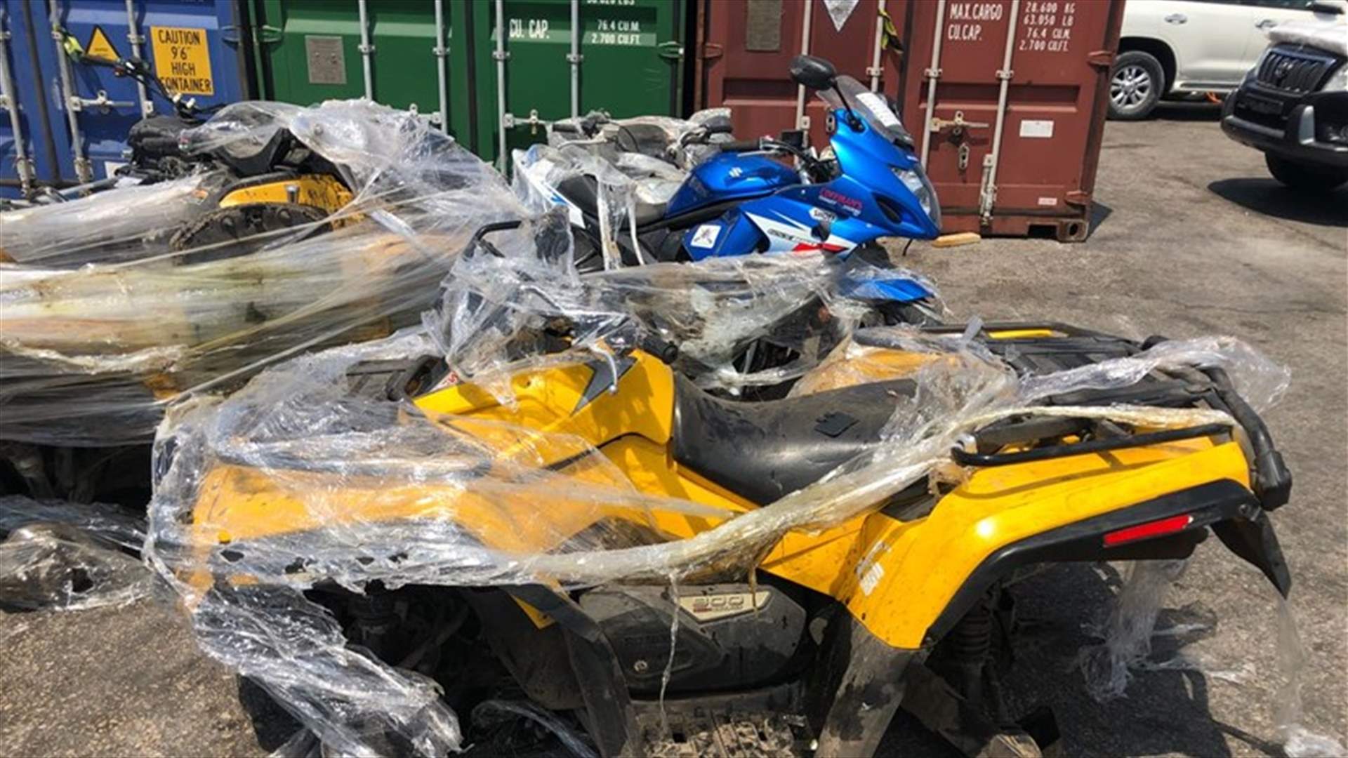 جمارك مرفأ بيروت صادرت مستوعب دراجات نارية... (صور)