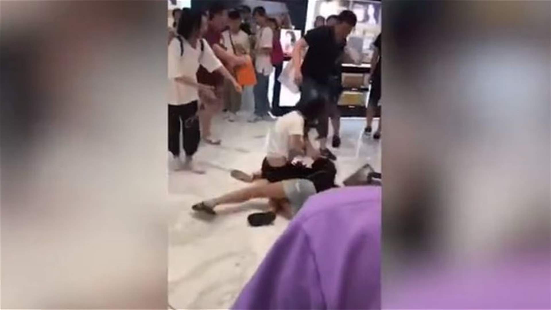 شجار عنيف بين سيدتين في السوق الحرة... وفيديو وثّق ردّ فعل زوج إحداهما