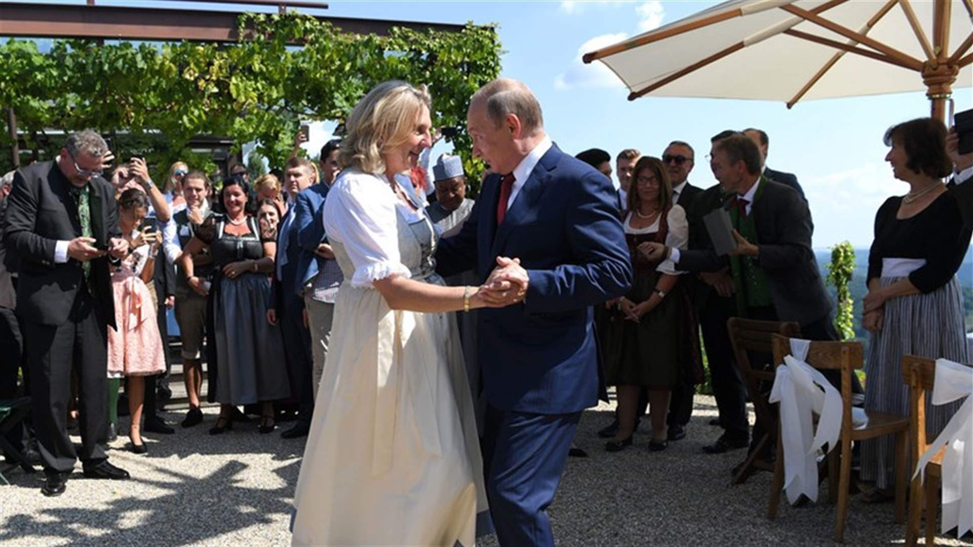بوتين يرقص مع وزيرة خارجية النمسا في زفافها ... وهذا ما أحضره إلى الحفل