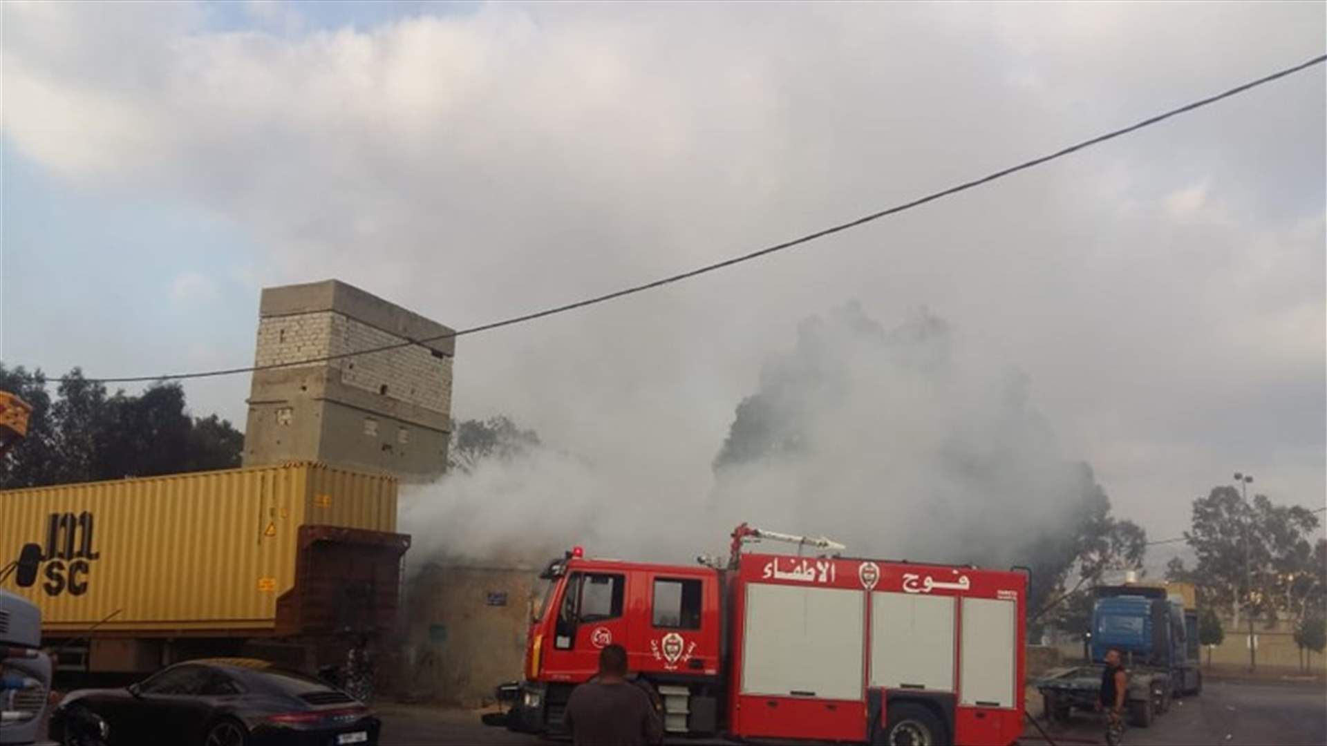 حريق نفايات وإطارات في محلة الكرنتينا