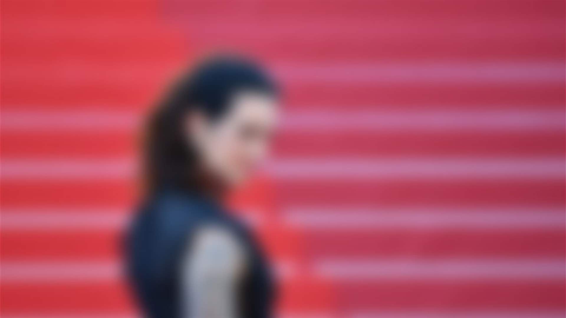 نجمة عالمية تشتري صمت ممثل شاب اعتدت عليه جنسياً...