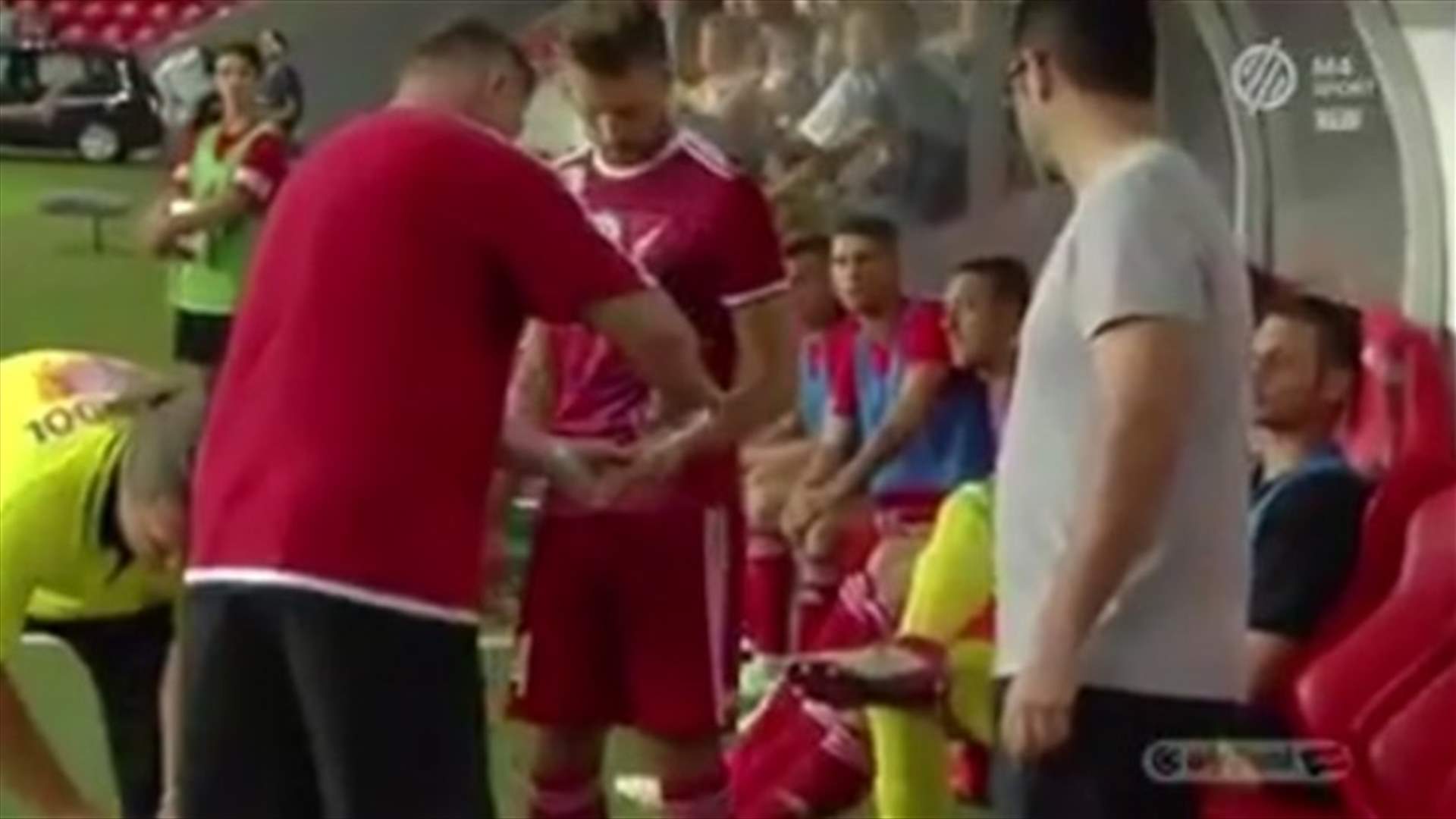 خاتم زواج يعطل إنطلاق مباراة كرة قدم في المجر (فيديو)