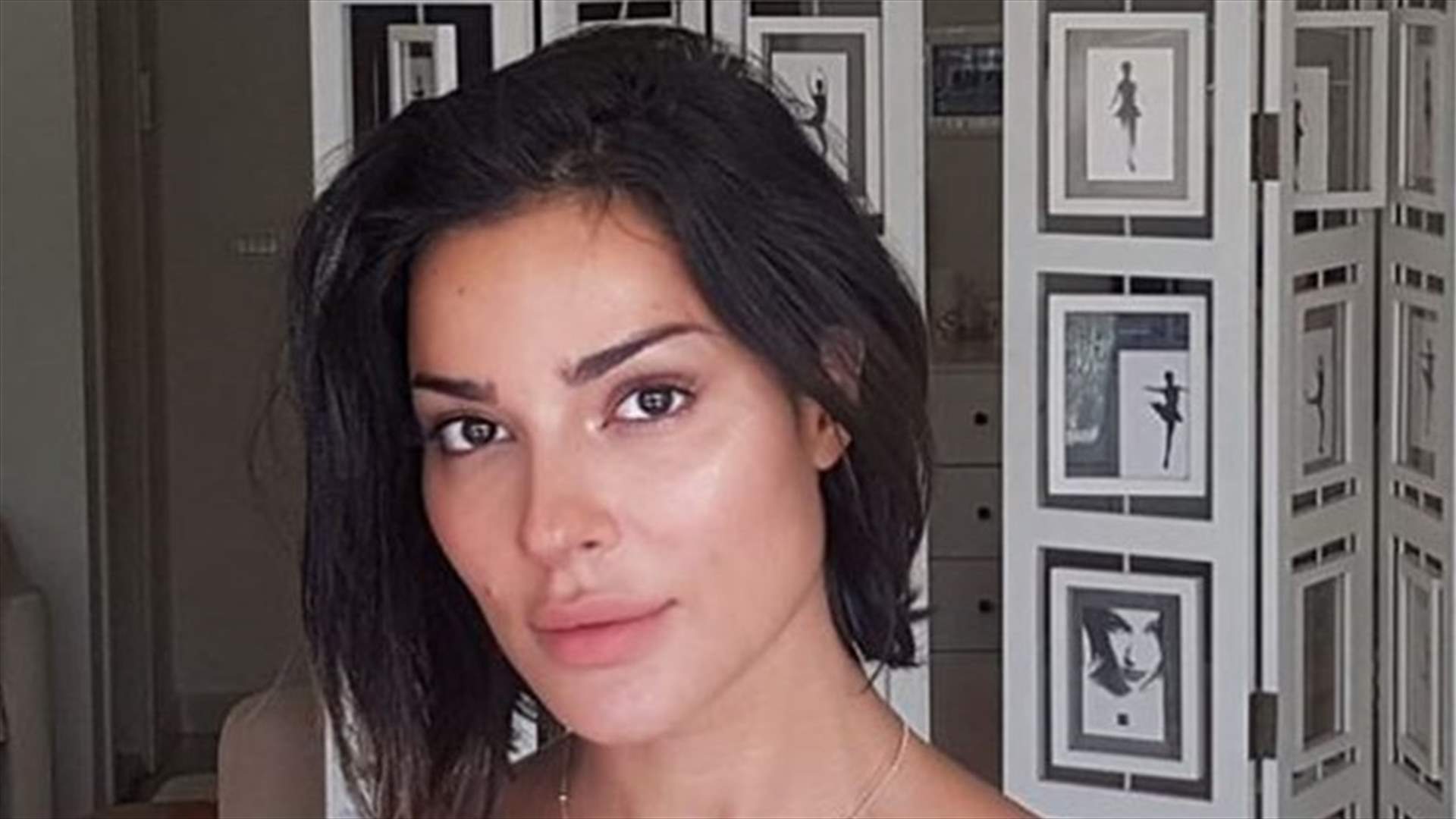 نادين نسيب نجيم رسمت على وجهها وصدرها.. موضة غريبة؟ بالصورة
