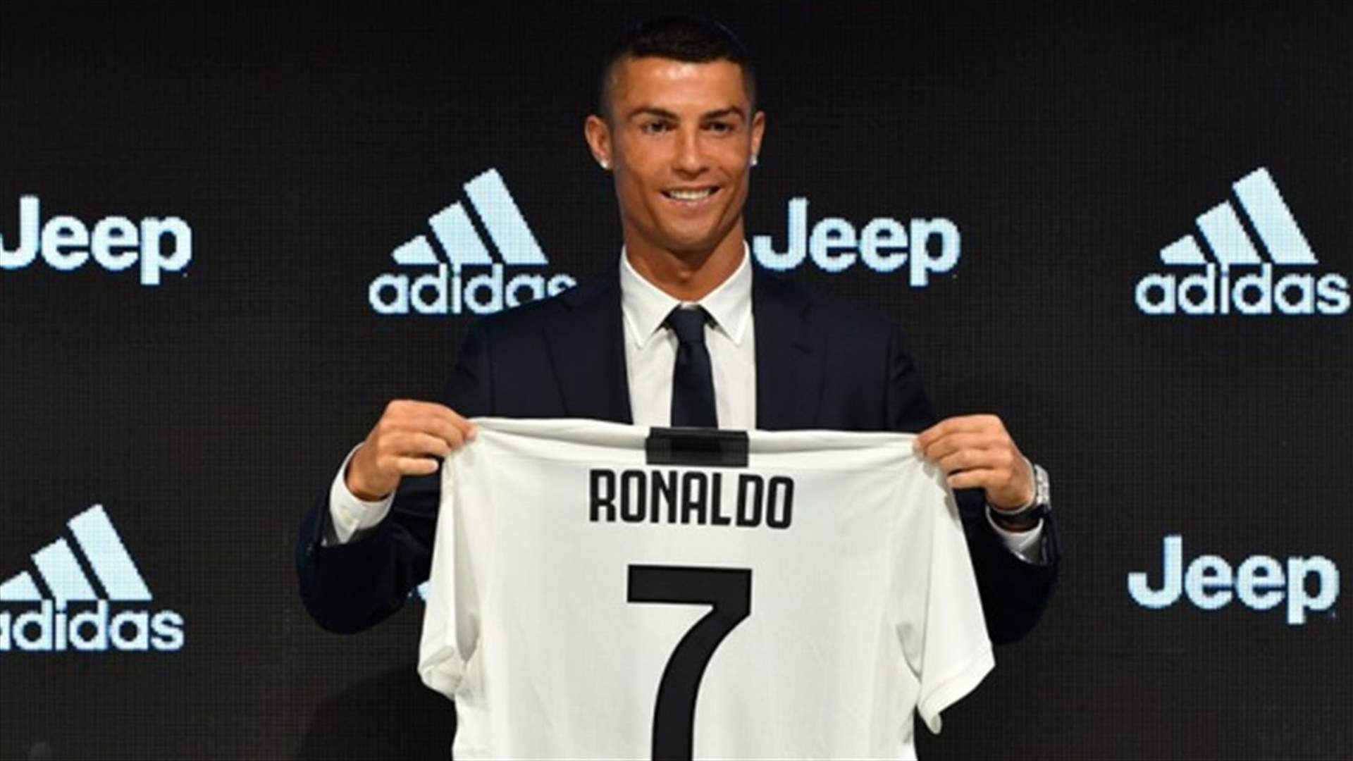 كرستيانو رونالدو وحبيبته وأولاده في قمصان "جوفنتوس" الإيطالي