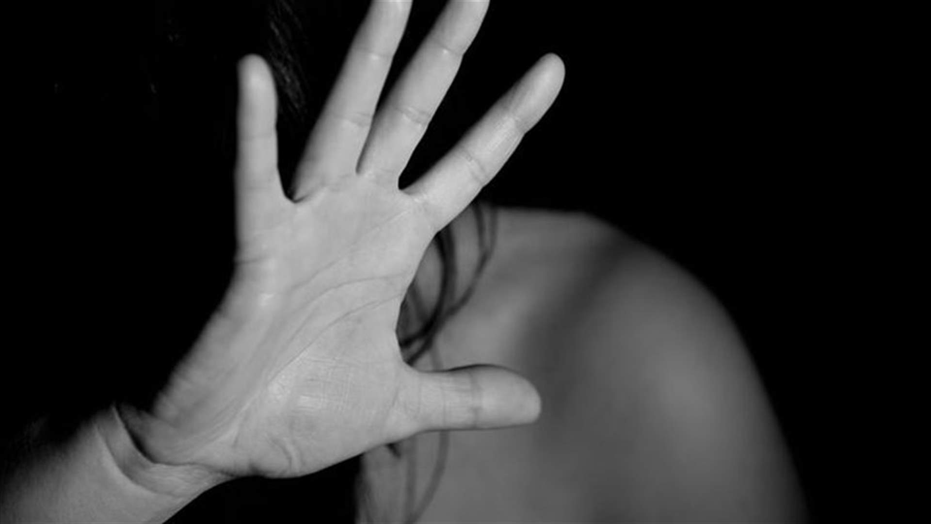 بعد تعرّضها لاغتصاب جماعي... وشوم وعبارات نابية على جسد الضحية القاصر