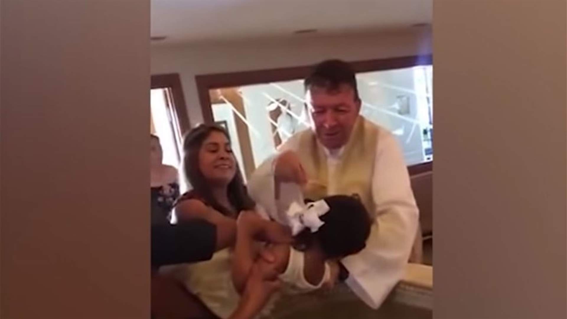 طفلة شتمت الكاهن أثناء معموديتها... وفيديو وثّق ما حصل!