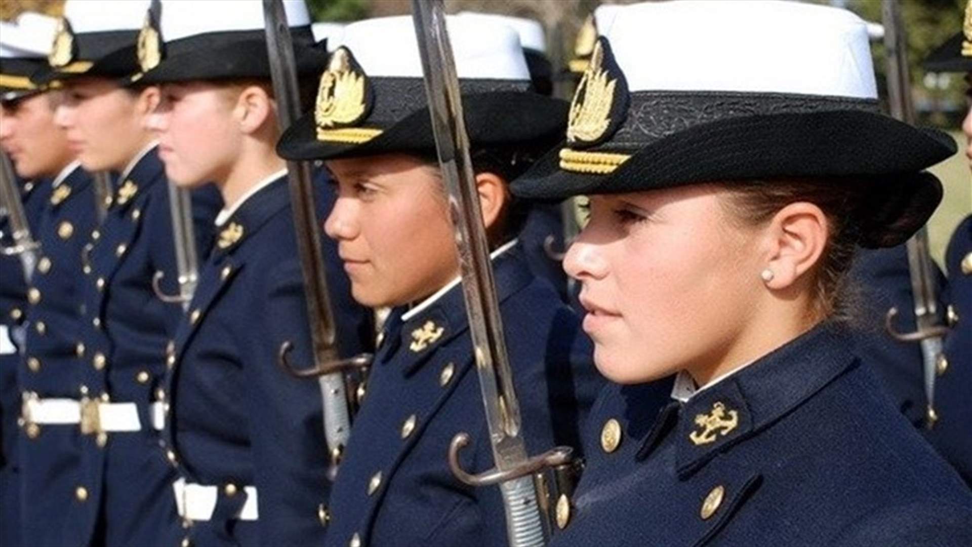 شرطية تُرضع طفلاً جائعاً خلال مداهمة...