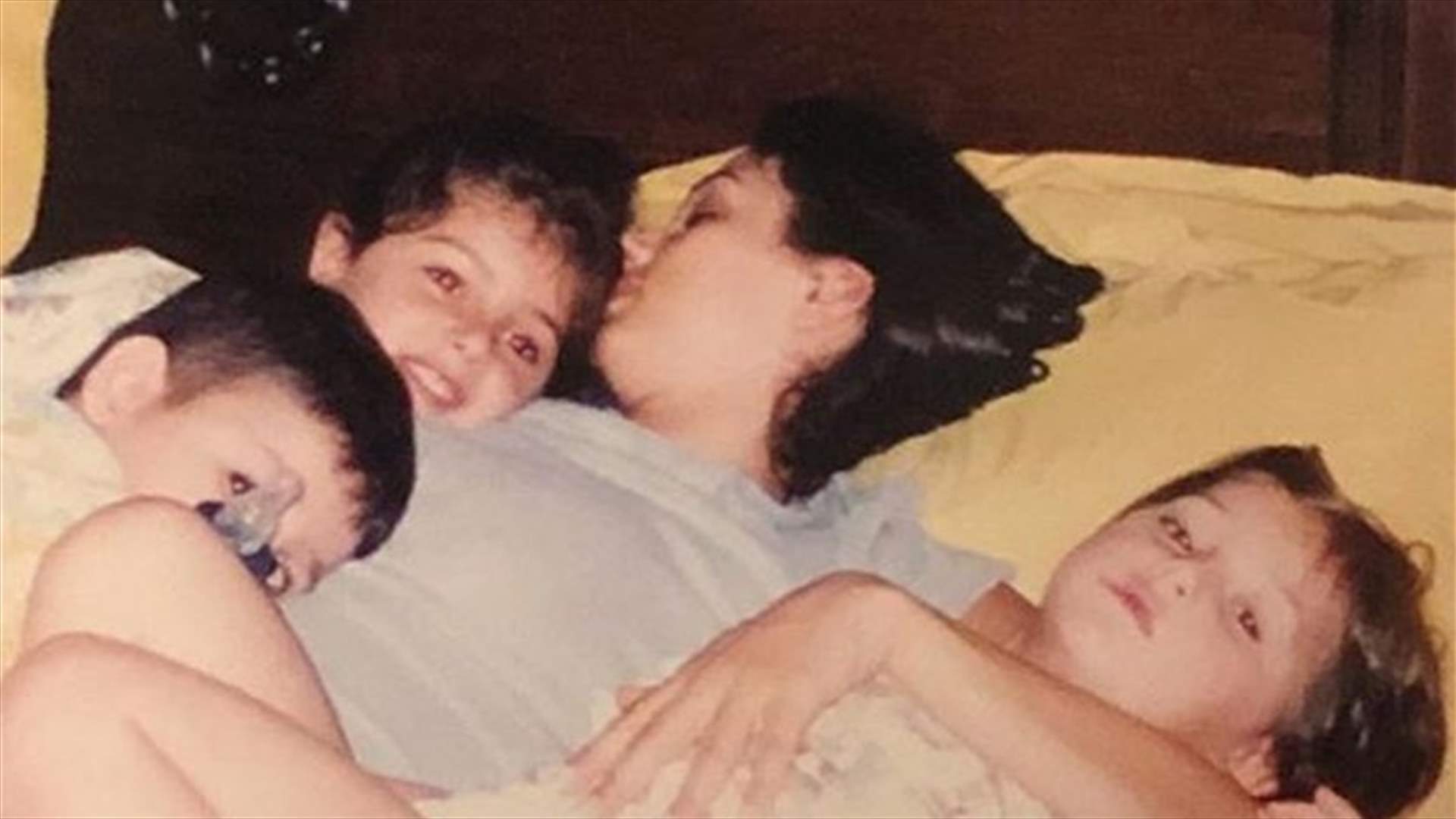 لقطة نادرة لملكة جمال لبنانية وابنتها النجمة الشابة.. خمّنوا من في الصورة