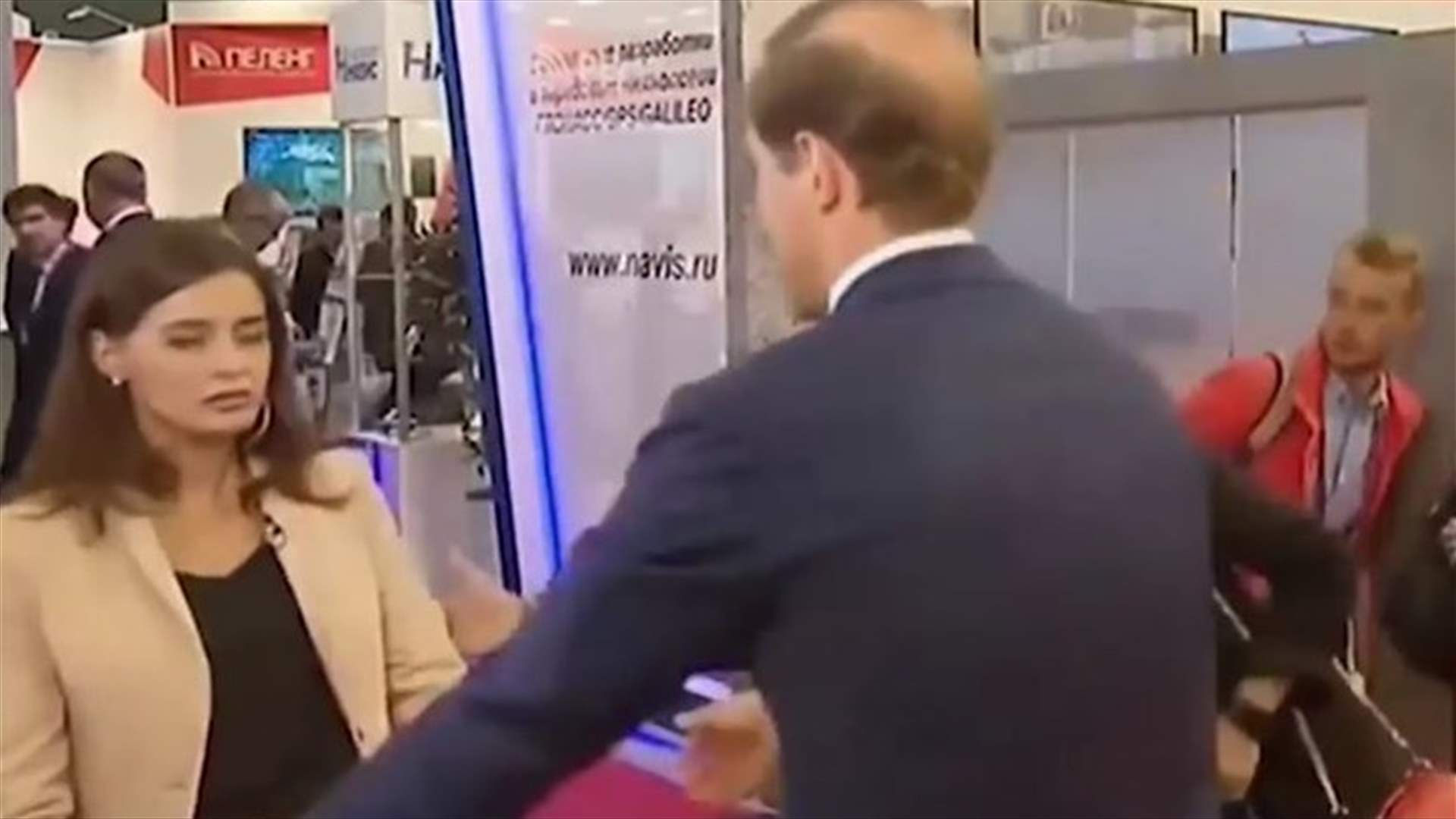 مذيعة روسية تفقد الوعي مباشرة على الهواء خلال مقابلةٍ مع وزير