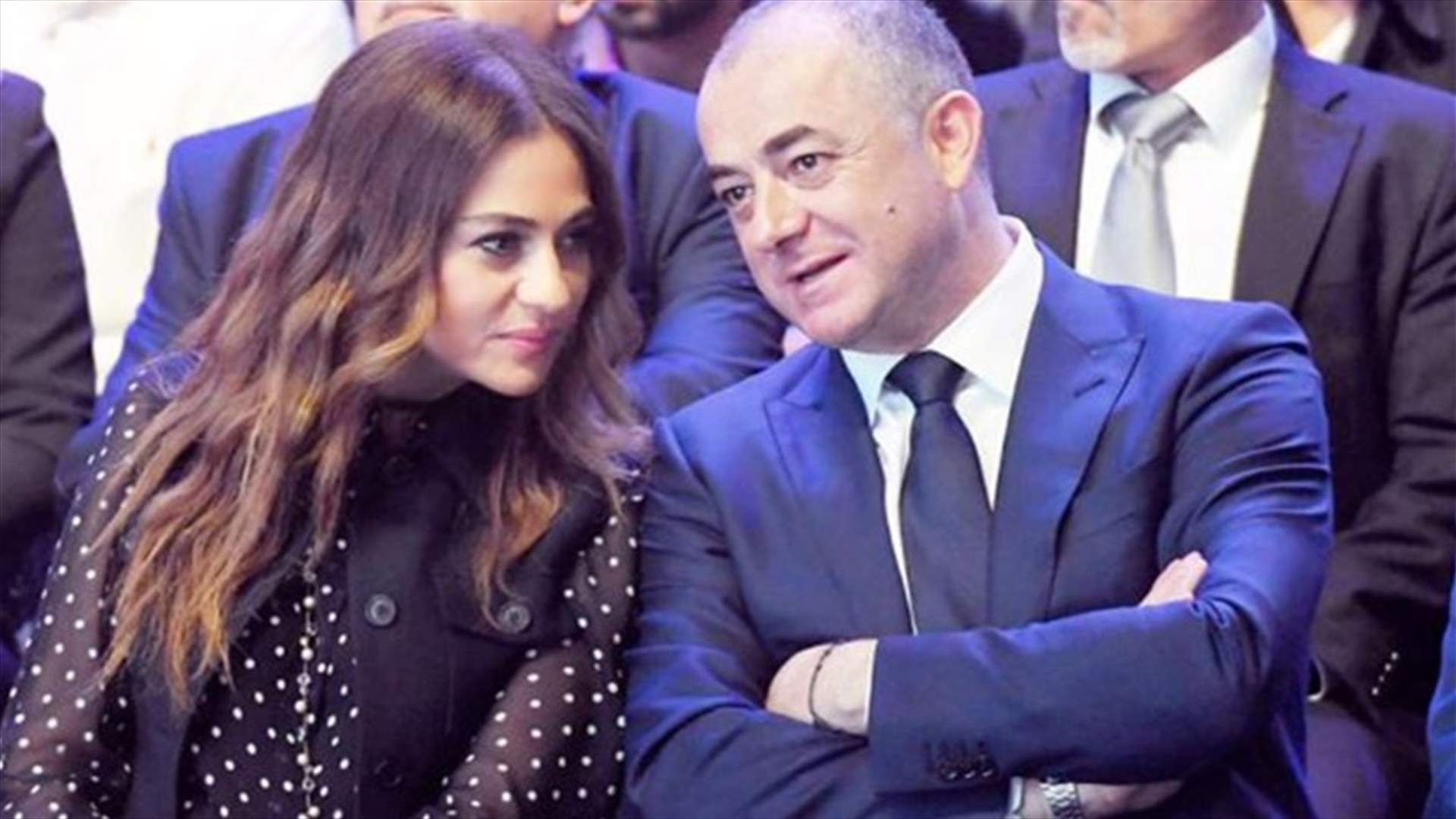 الياس بو صعب داخل قمرة الطائرة... وجوليا بطرس ترافقه إلى ميكونوس