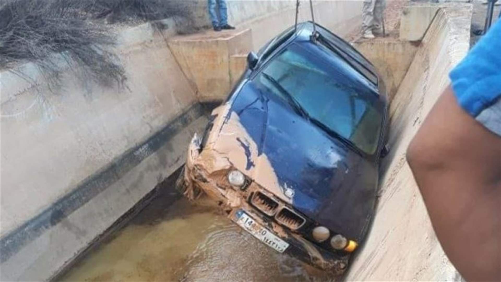 انقلاب سيارة واستقرارها في بركة مياه...(صورة)