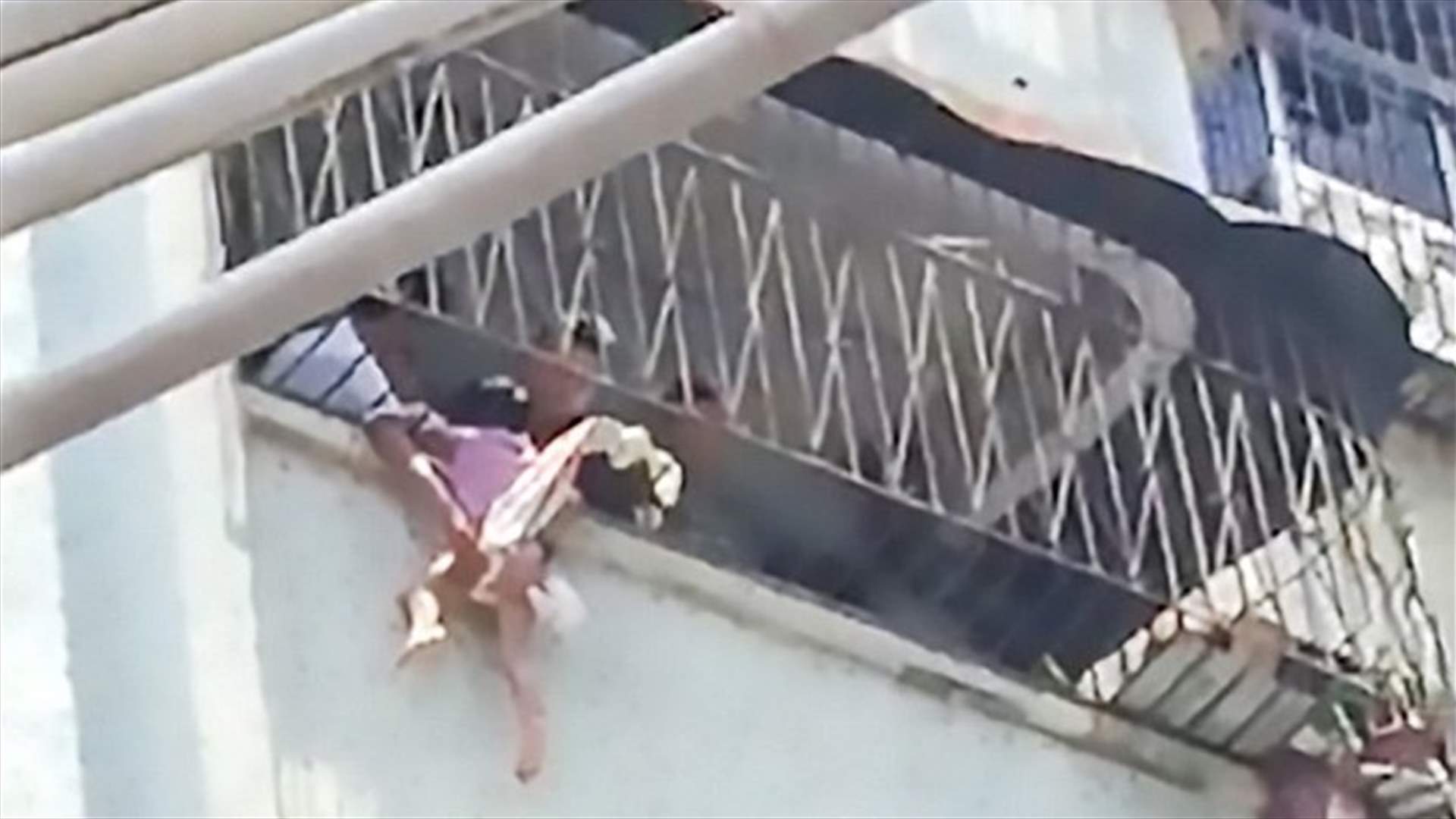 مشهد مرعب لطفلة كادت تسقط من الطابق السادس... وهكذا تمّ إنقاذها!