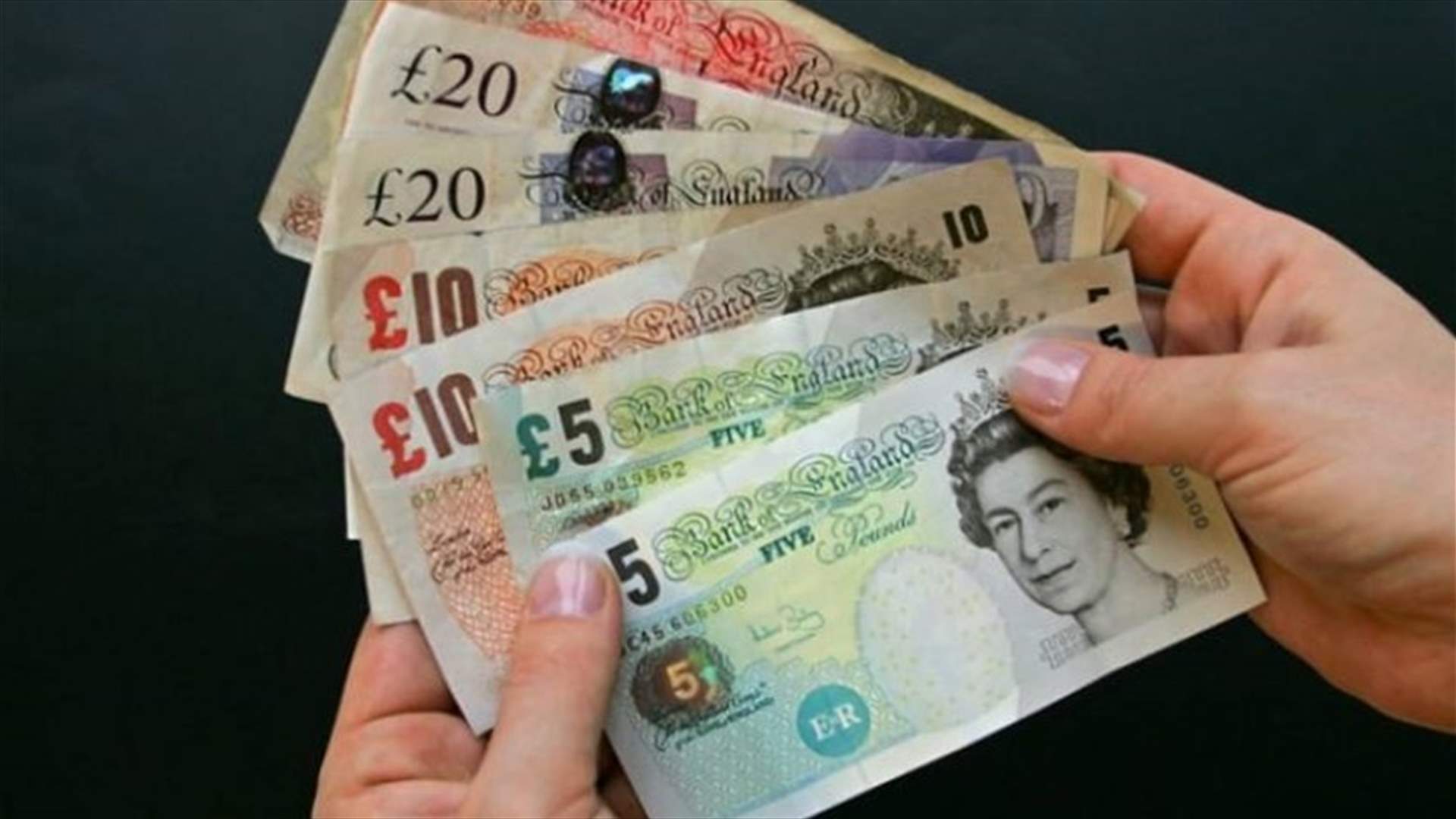 الاسترليني يهبط لأدنى مستوى في 11 شهرا مقابل اليورو ويرتفع مقابل الدولار