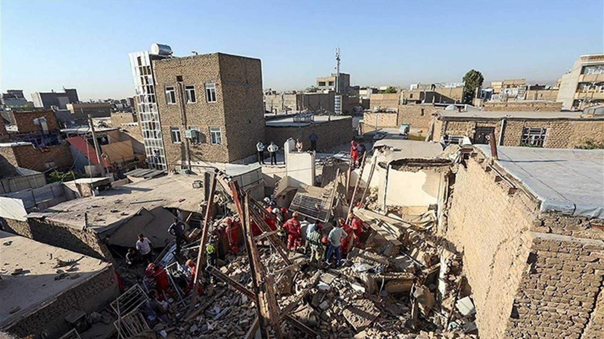 انفجار يتسبب بانهيار 3 مبان وسقوط قتلى بمدينة مشهد في ايران... وصور تظهر حجم الدمار