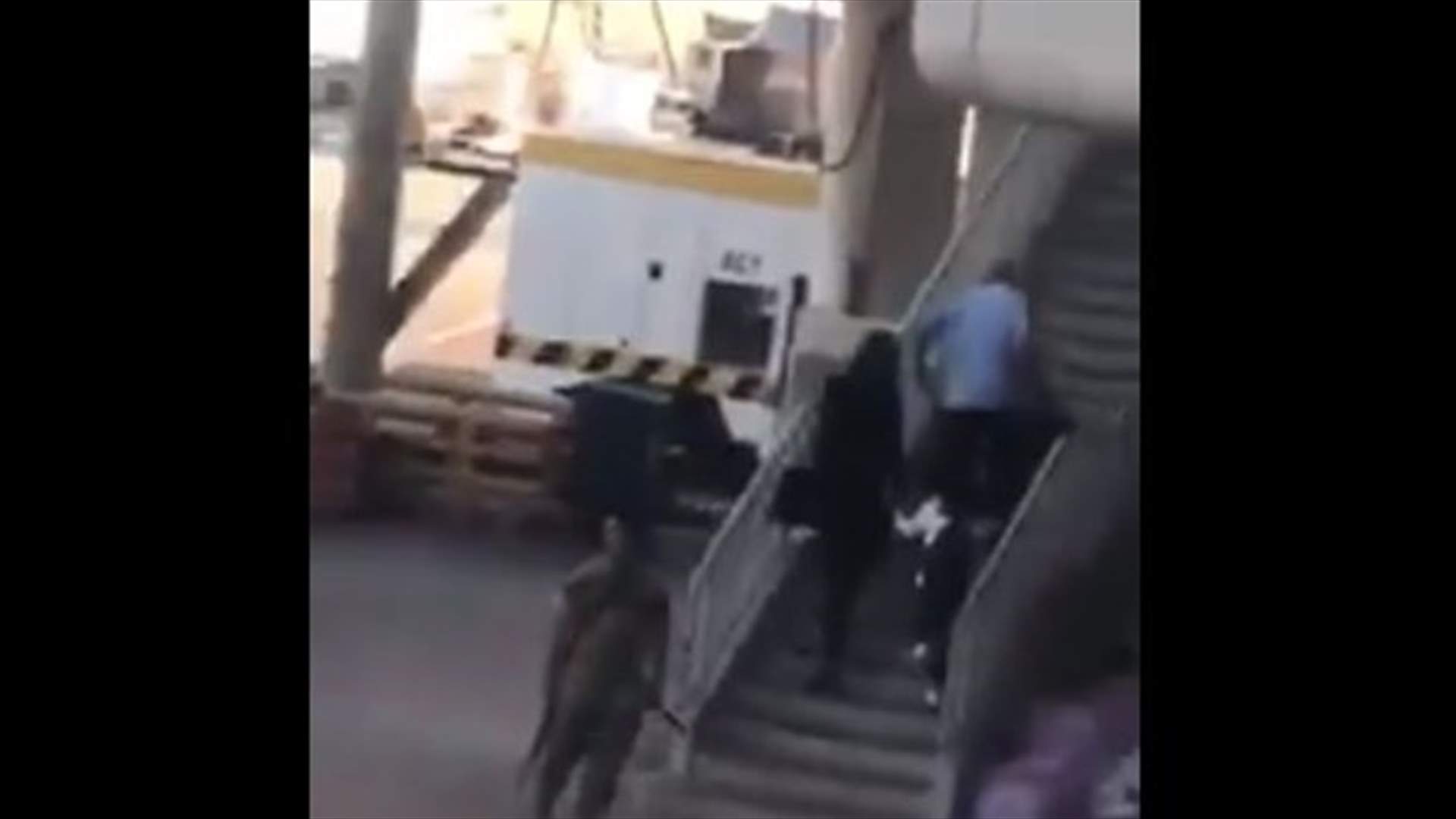 فيديو يظهر اشخاصا يتوجهون للطائرة بشكل مباشر... والامن العام يوضح