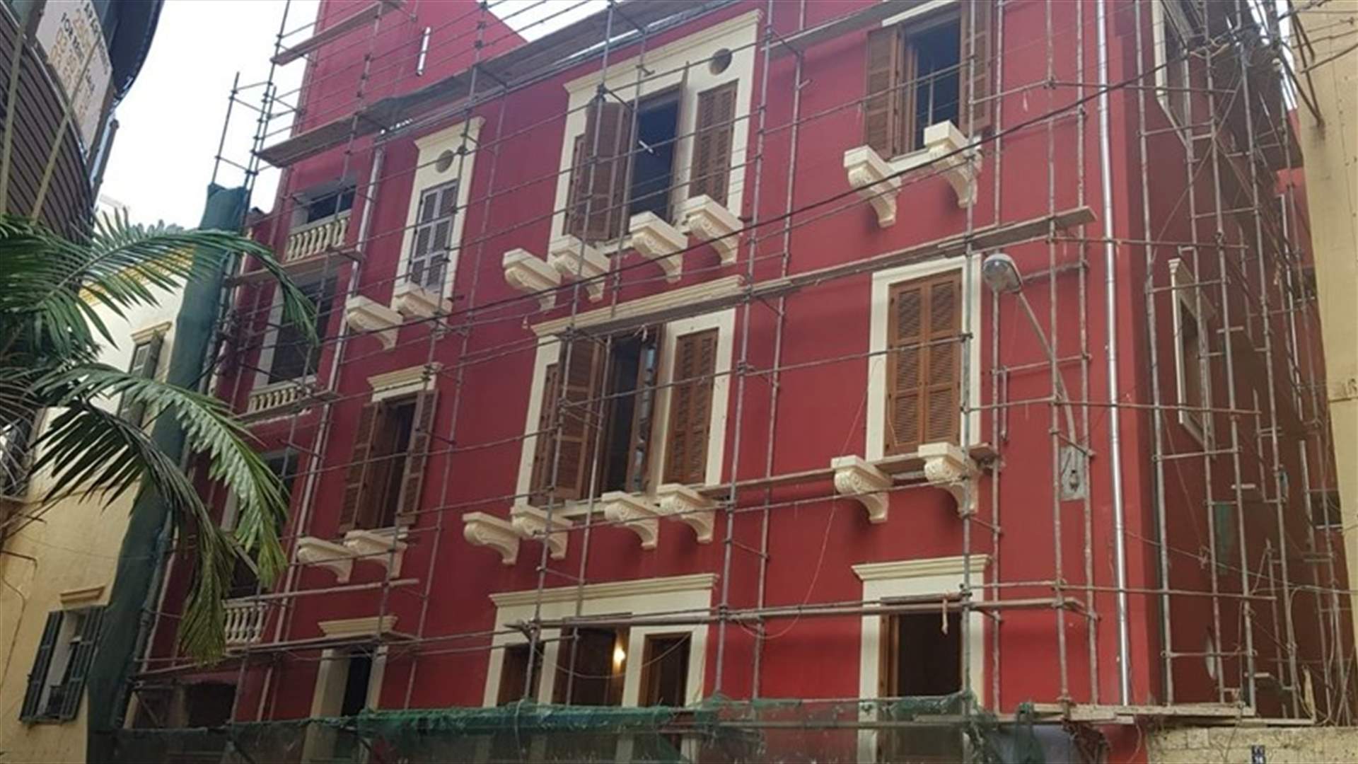 محافظ بيروت يوجه تحية الى مالك بناء تراثي... وصور تظهر ما فعله