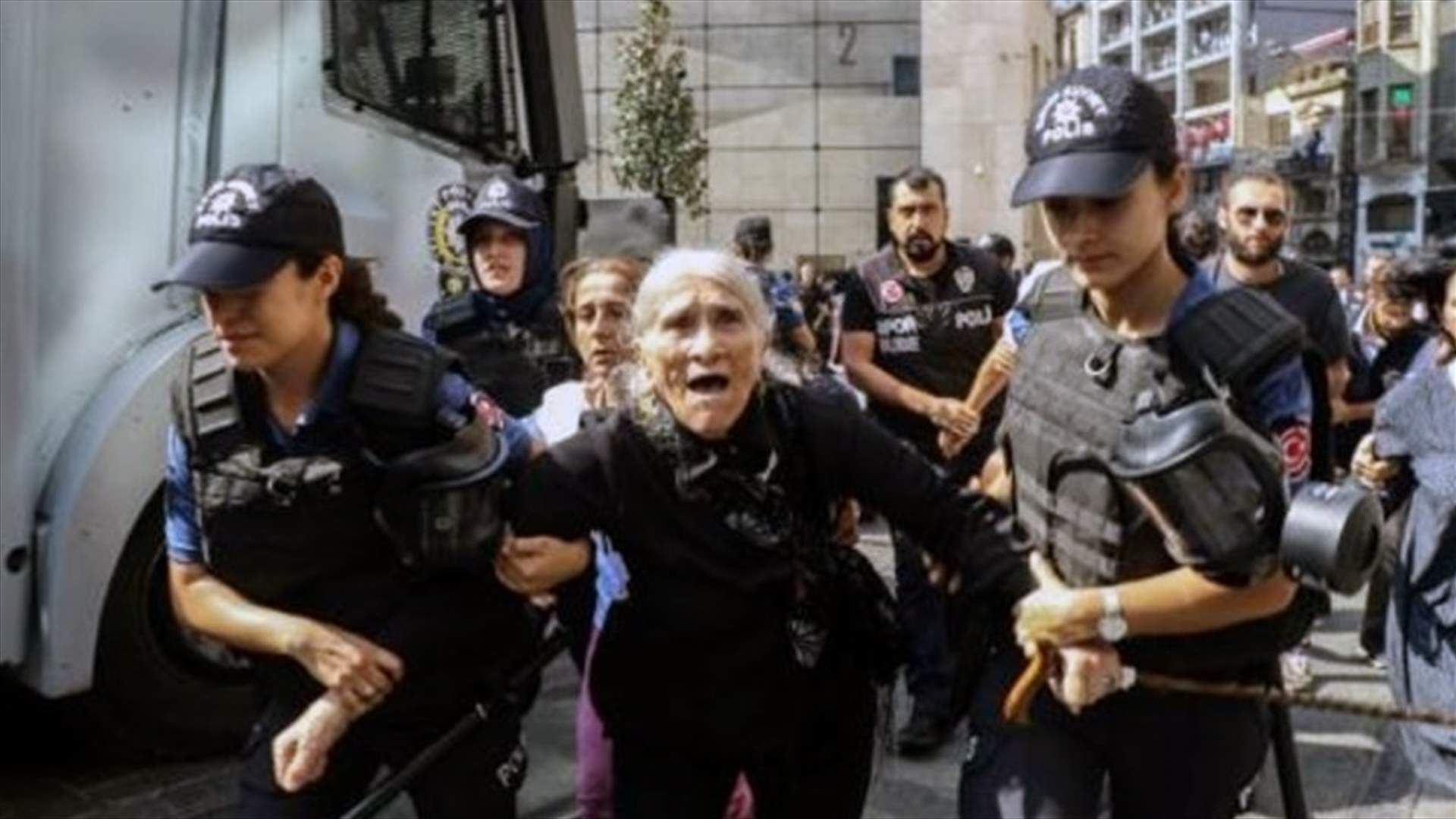 شرطة اسطنبول تفرق تظاهرة نسائية