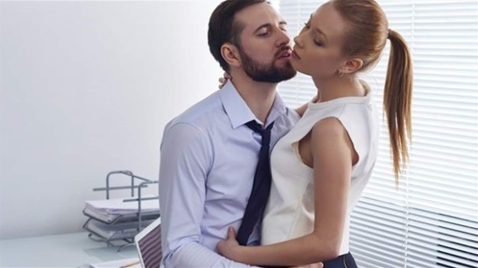 اعتقال رجل يعالج مشاكل النساء الجسدية والنفسية من خلال "التقبيل"