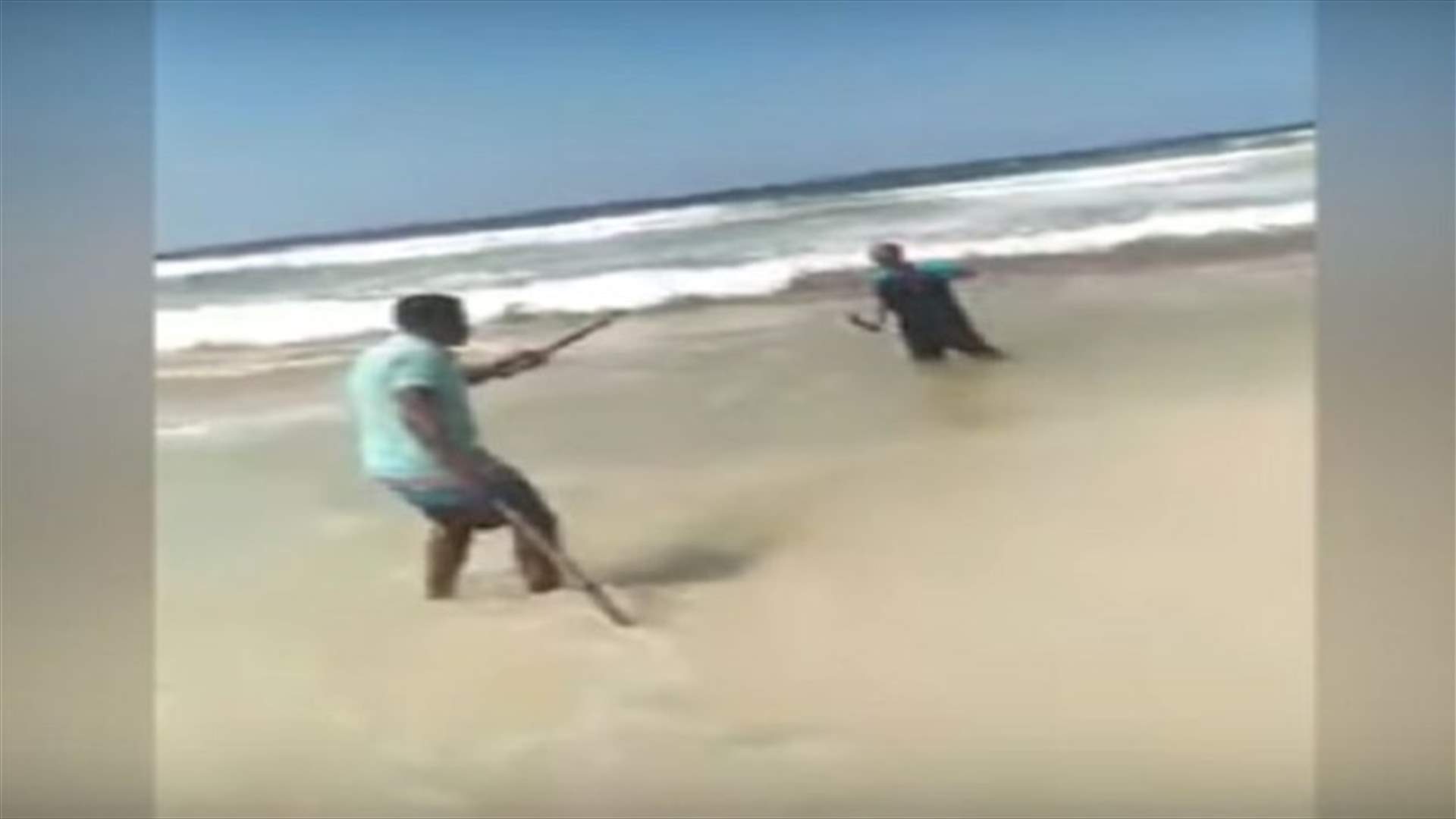 عاكس امرأة على الشاطئ وقتل زوجها لأنه عاتبه