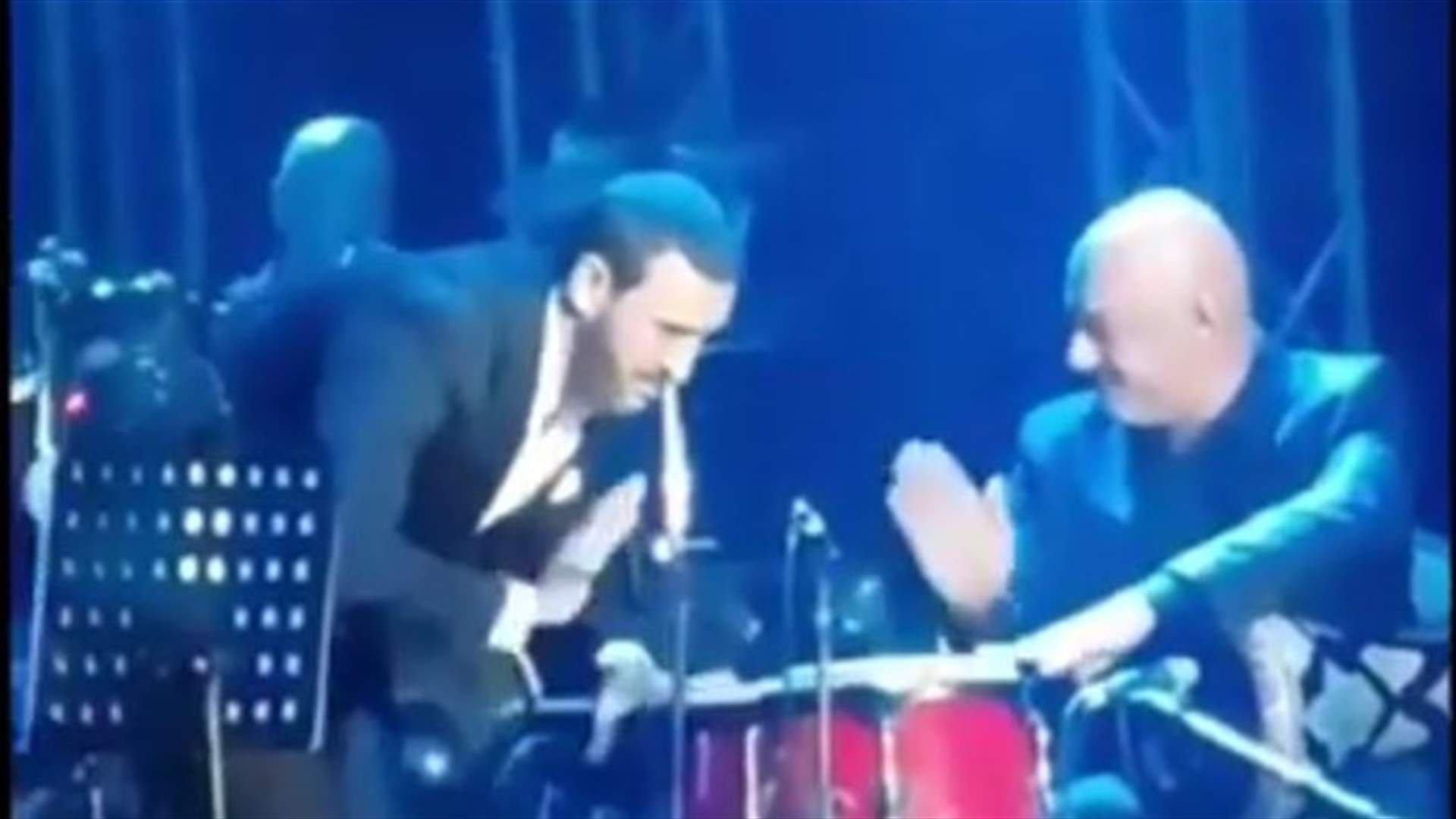 كاظم الساهر يفاجئ جمهوره ويعزف على الطبلة ... وفيديو يظهر مهارته