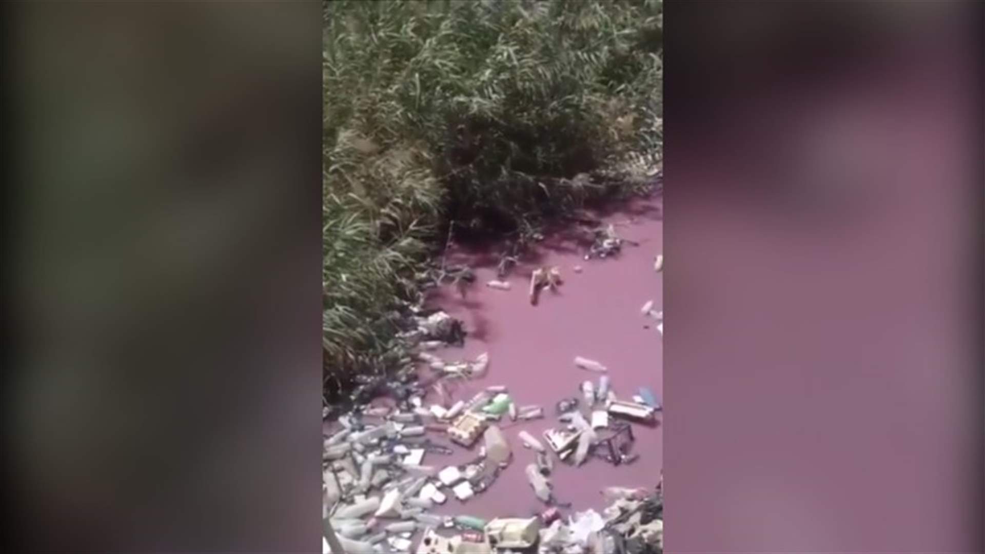 الأنهار في البصرة تتحول إلى اللون الأحمر