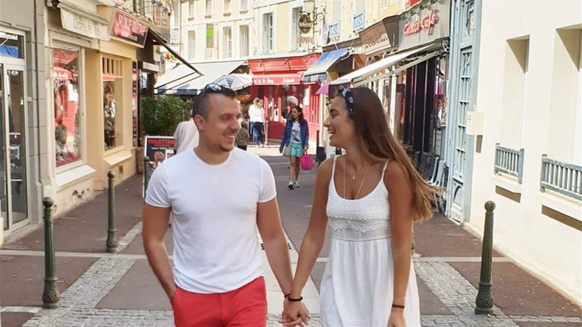 إيميه صياح تحتفل بالذكرى الرابعة لزواجها في سانتوريني