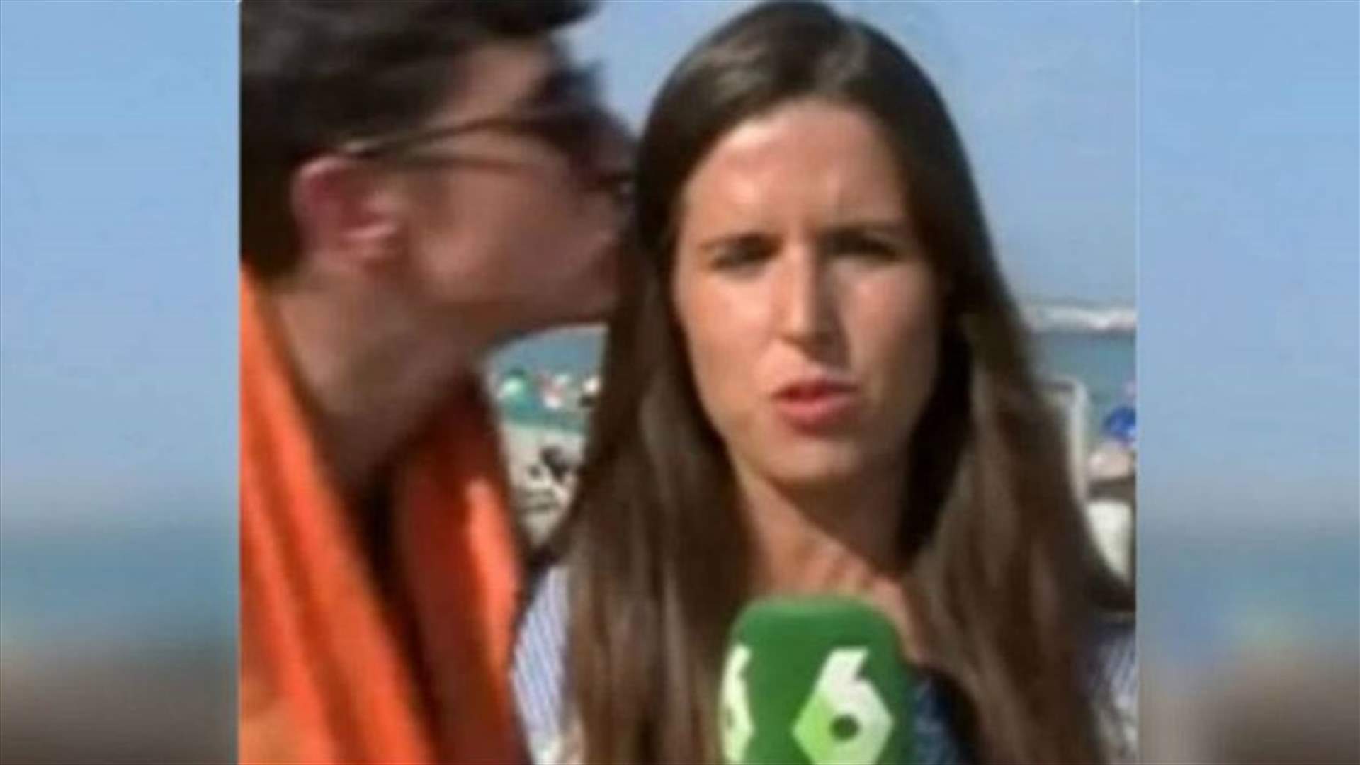 مراسلة اسبانية تتعرّض للتحرّش مباشرة على الهواء