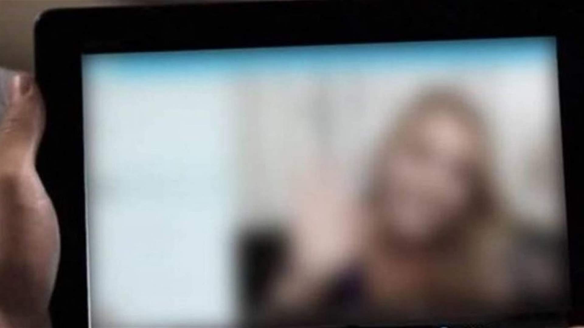 ابتزها وهددها... وطلب 20 ألف دولار مقابل عدم نشر صورها العارية