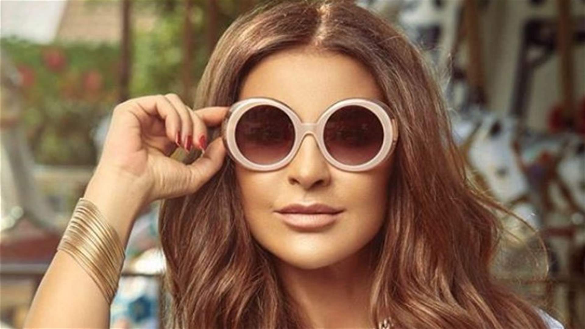 هوس معجبة بماغي بو غصن دفعها إلى حفر اسمها بالدمّ على يدها... صور نزيفها تثير الذعر!