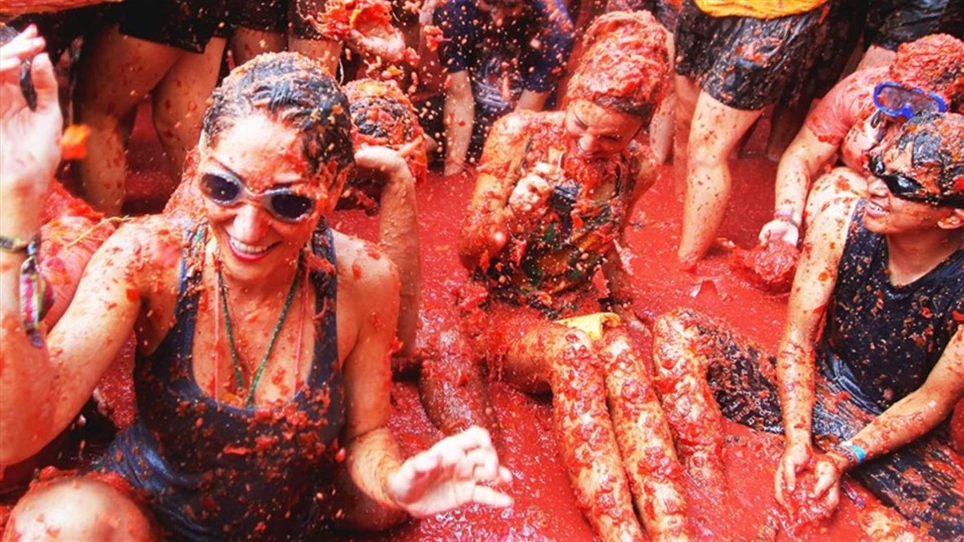 People in red: Thousands hurl tomatoes in Spanish food fight