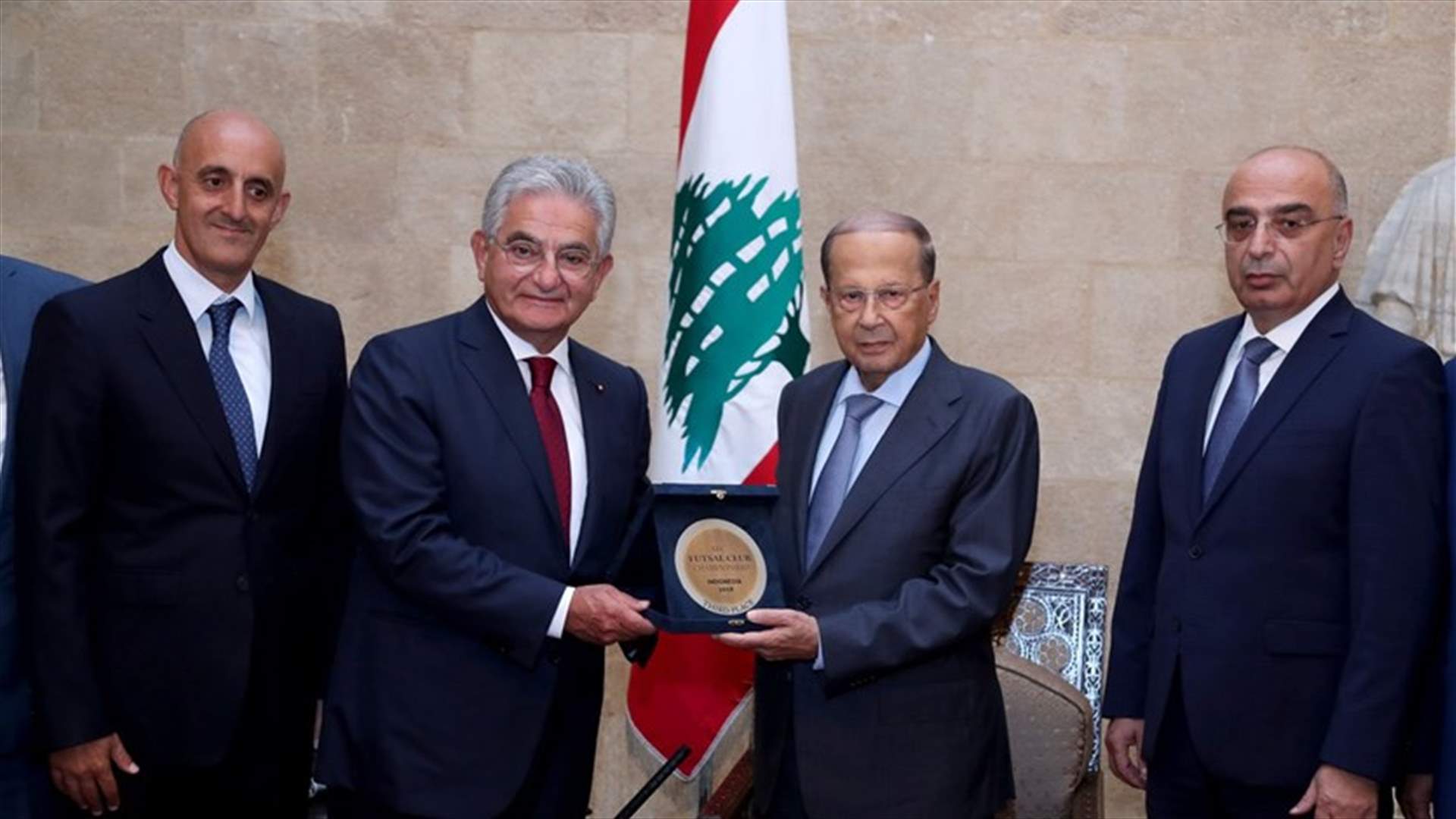 الرئيس عون تسلم من فريق بنك بيروت ميدالية بطولة آسيا لكرة الصالات